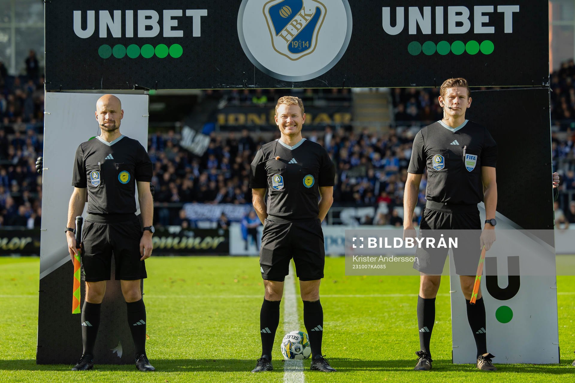 Domare Fredrik Klitte med assisterande domare Simon