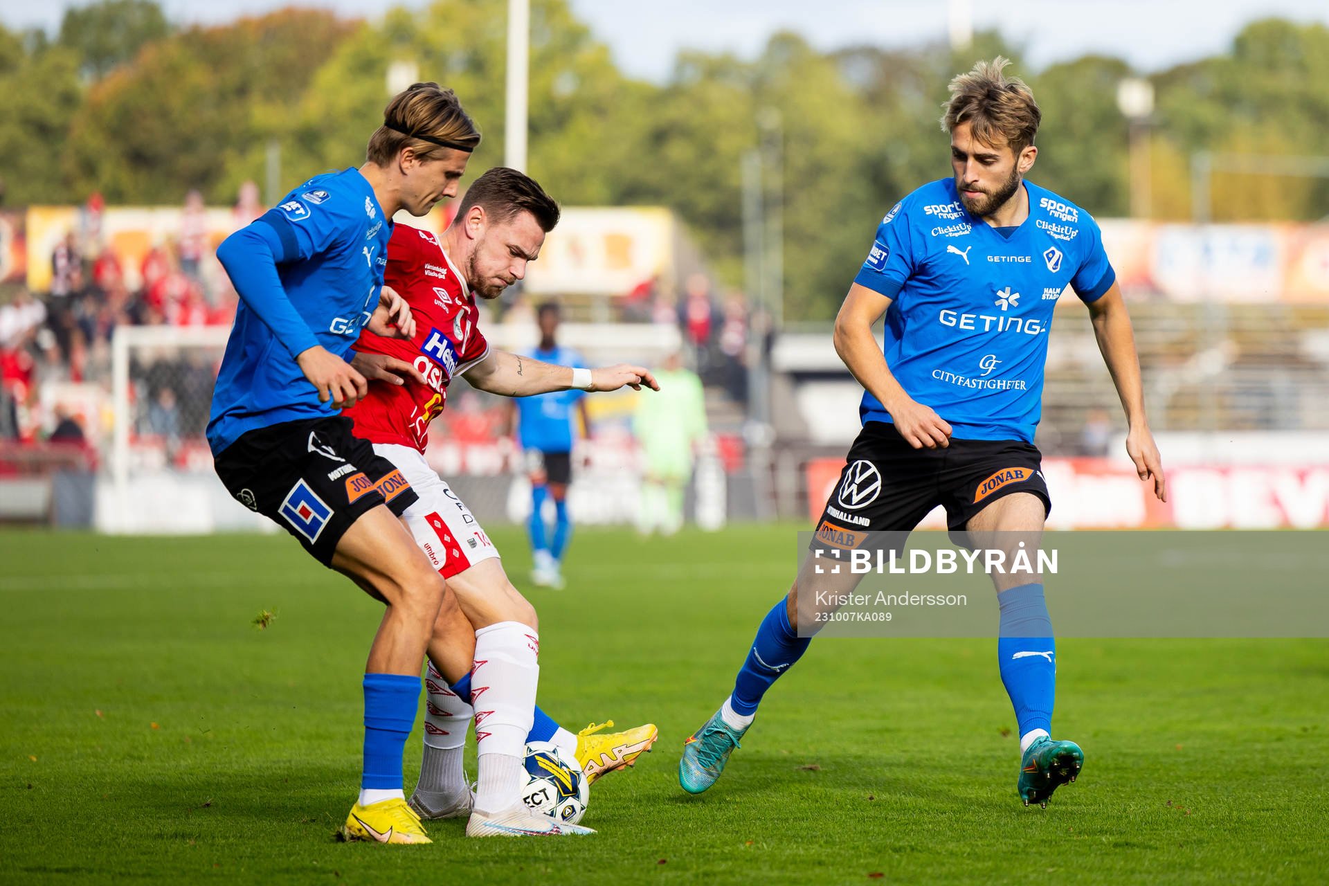 Halmstads Erik Ahlstrand och Jack Cooper-Love i kamp mot