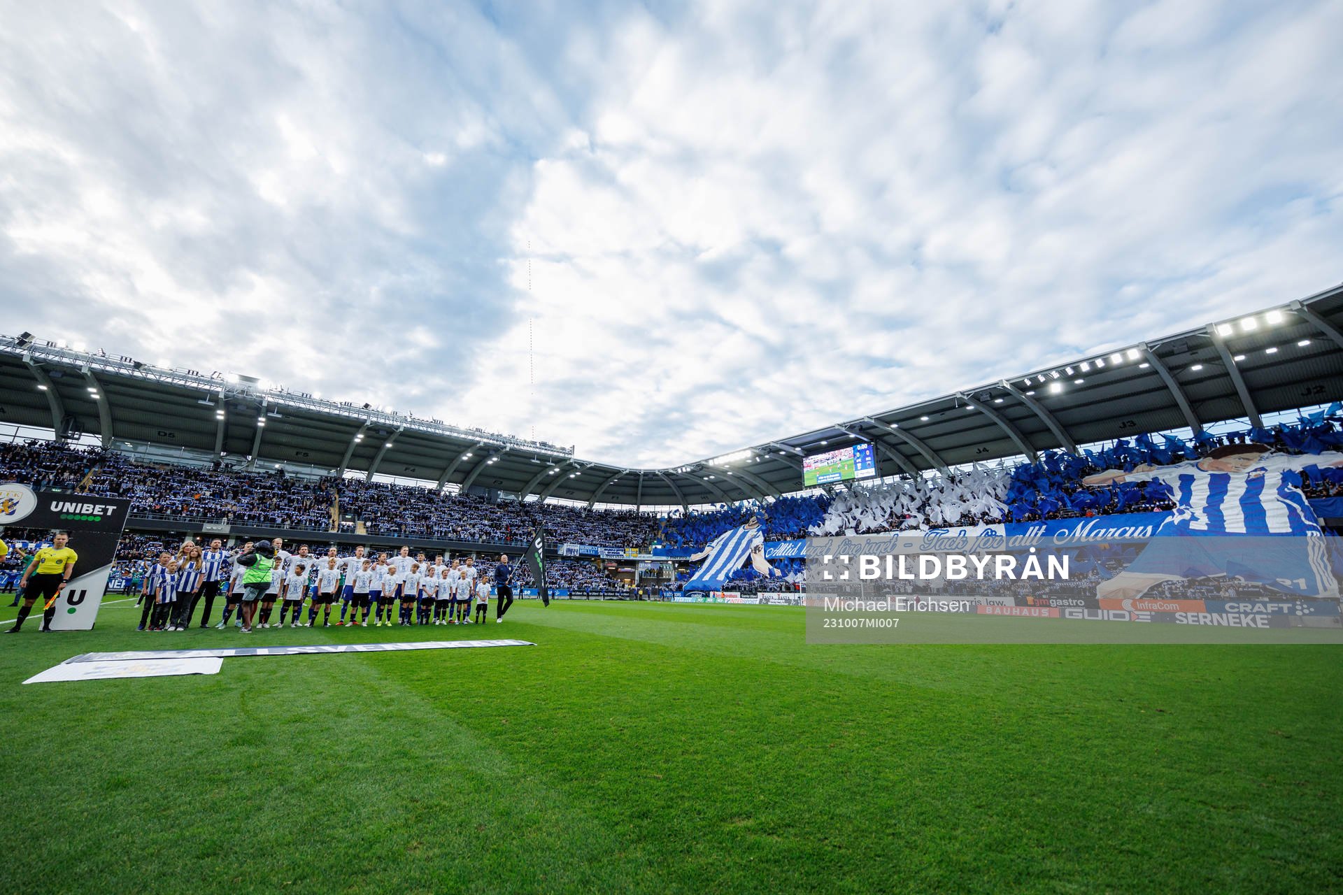 IFK Göteborgs supportrar med tifo för Marcus Berg innan