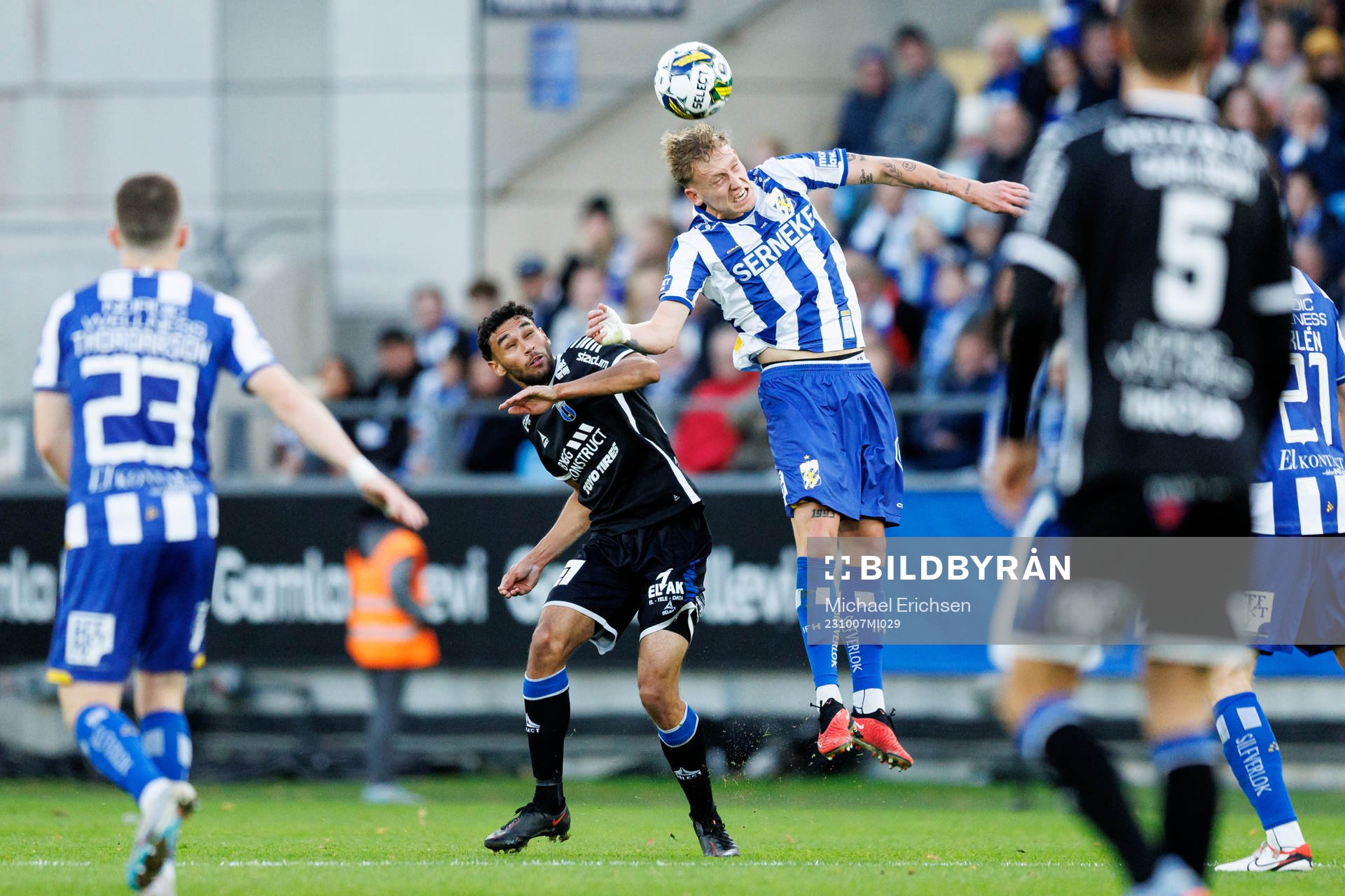 Sirius Joakim Persson och IFK Göteborgs Sebastian Hausner under fotbollsmatchen i Allsvenskan mellan IFK Göteborg och Sirius den 7 oktober 2023 i Göteborg.