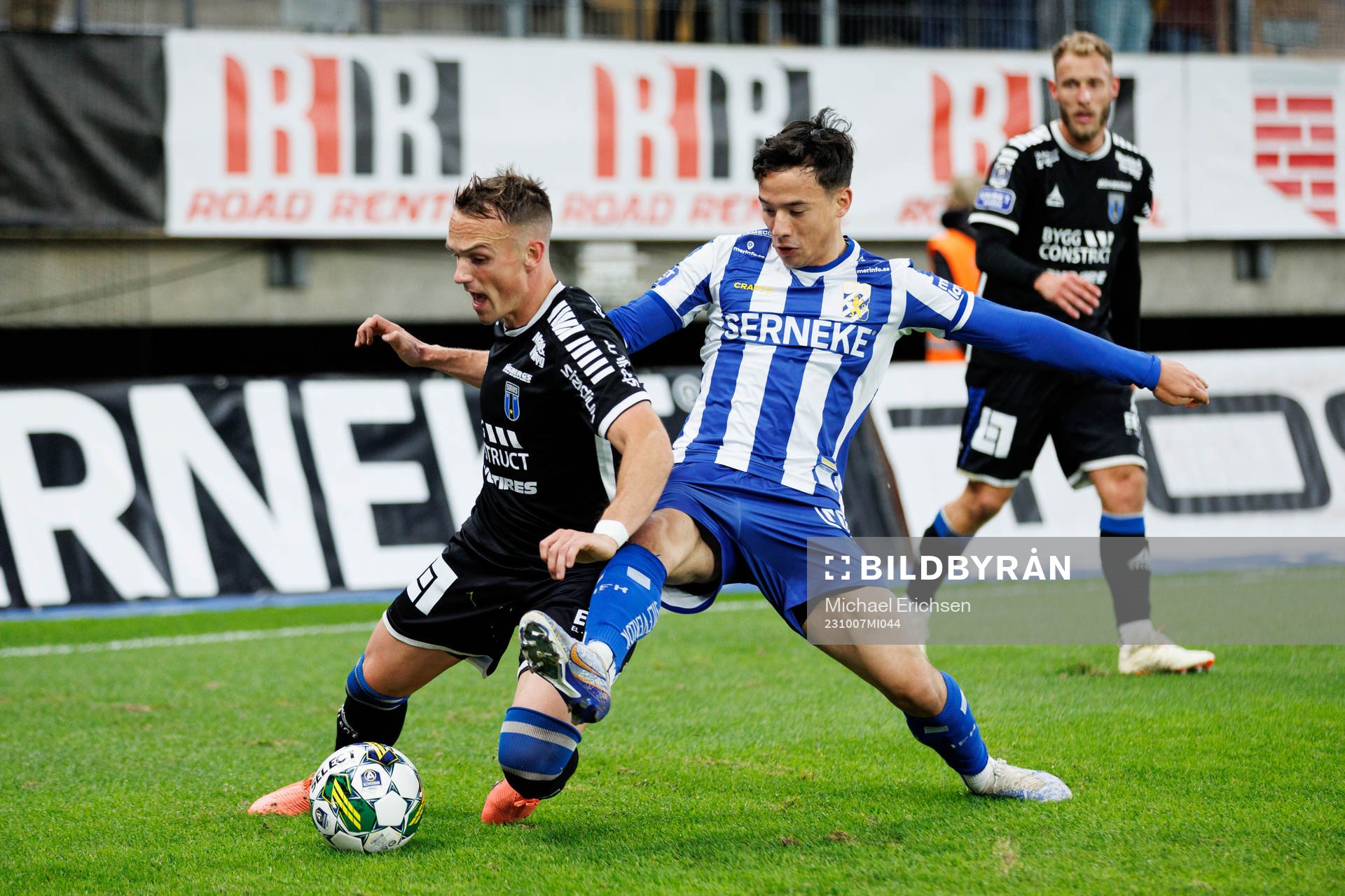 Sirius Aron Bjarnason och IFK Göteborgs Hussein Carneil