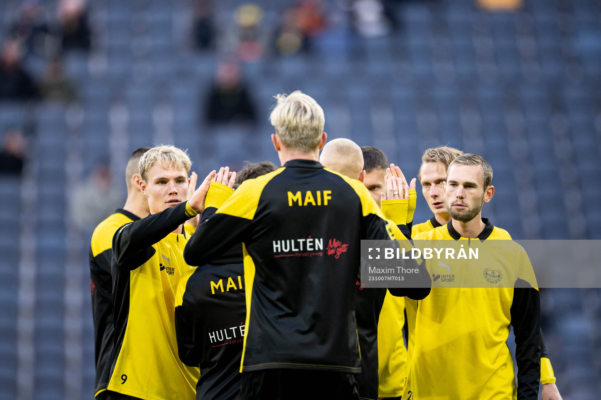 Mjällbys Max Fenger och Adam Petersson värmer upp