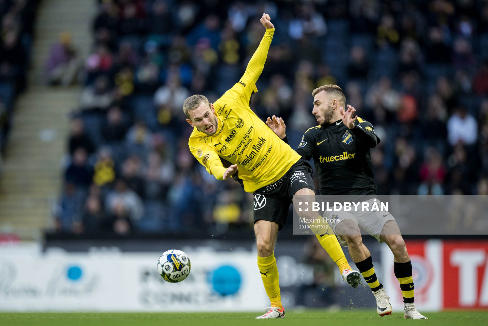 Mjällbys Adam Petersson och AIKs Ioannis Pittas