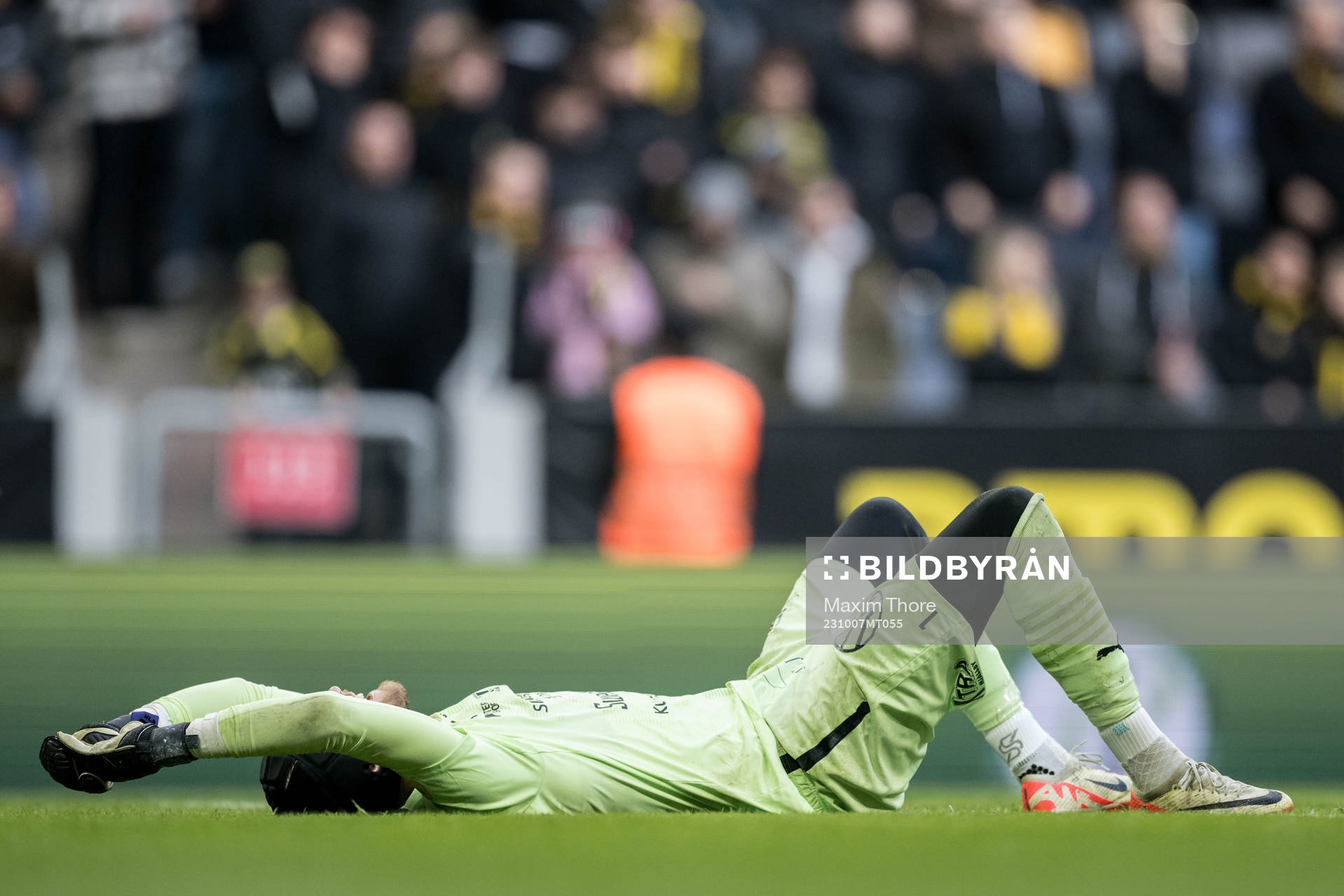 Mjällbys målvakt Noel Törnqvist har ont under fotbollsmatchen i Allsvenskan mellan AIK och Mjällby den 7 oktober 2023 i Stockholm. 