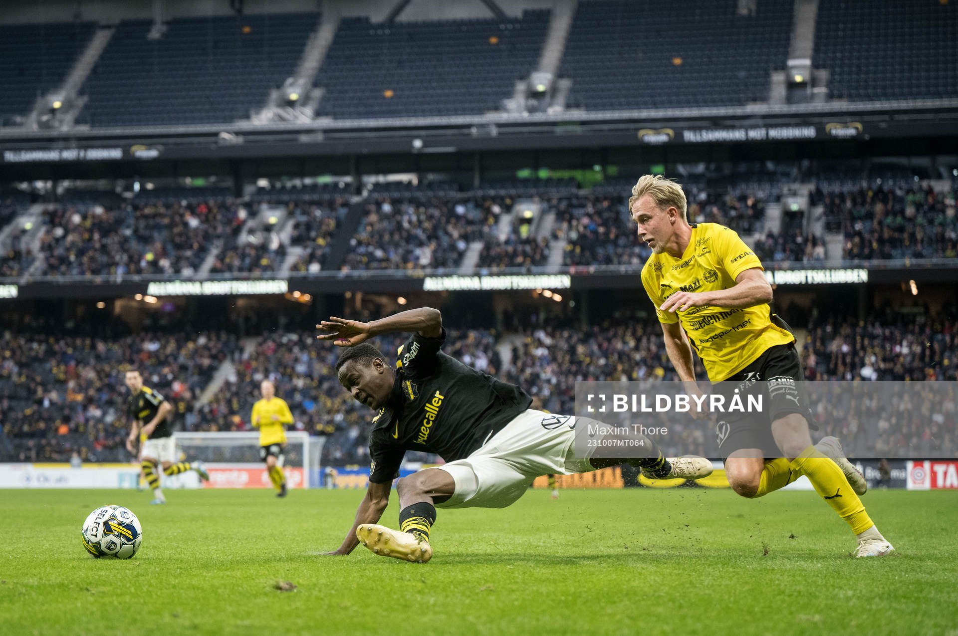 AIKs Erick Otieno och Mjällbys Herman Johansson