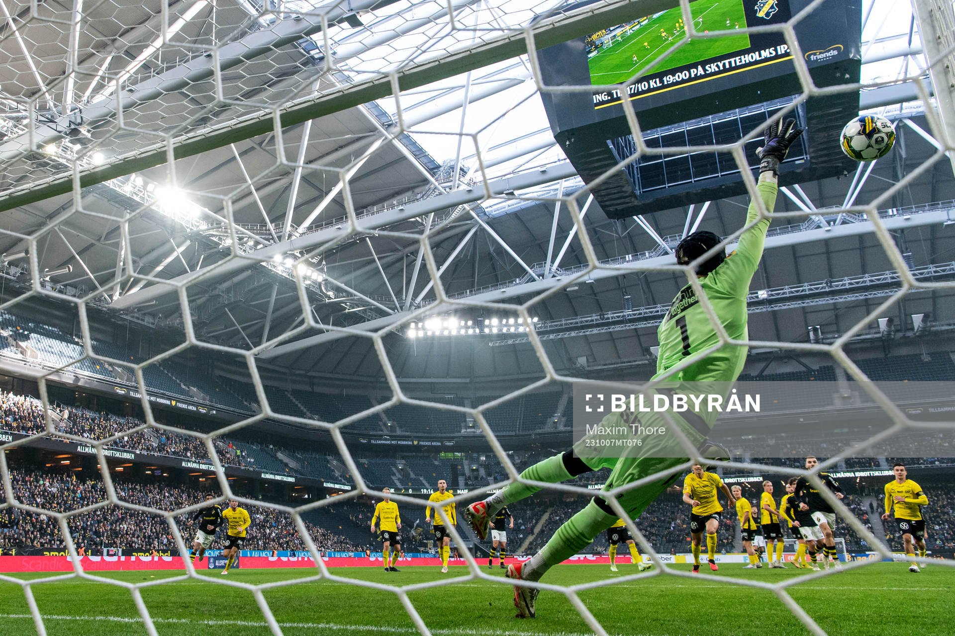 AIKs Anton Salétros gör 1-0 bakom Mjällbys målvakt Noel
