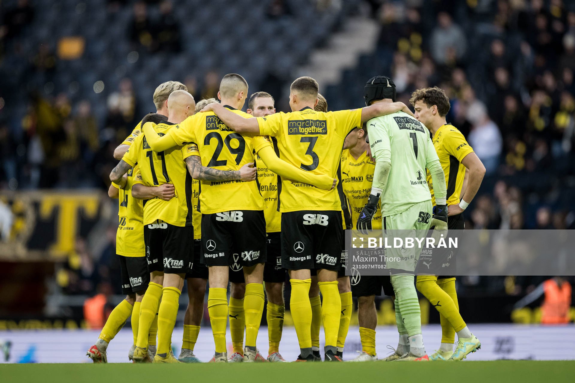Mjällbys spelare samlas under fotbollsmatchen i Allsvenskan mellan AIK och Mjällby den 7 oktober 2023 i Stockholm. 