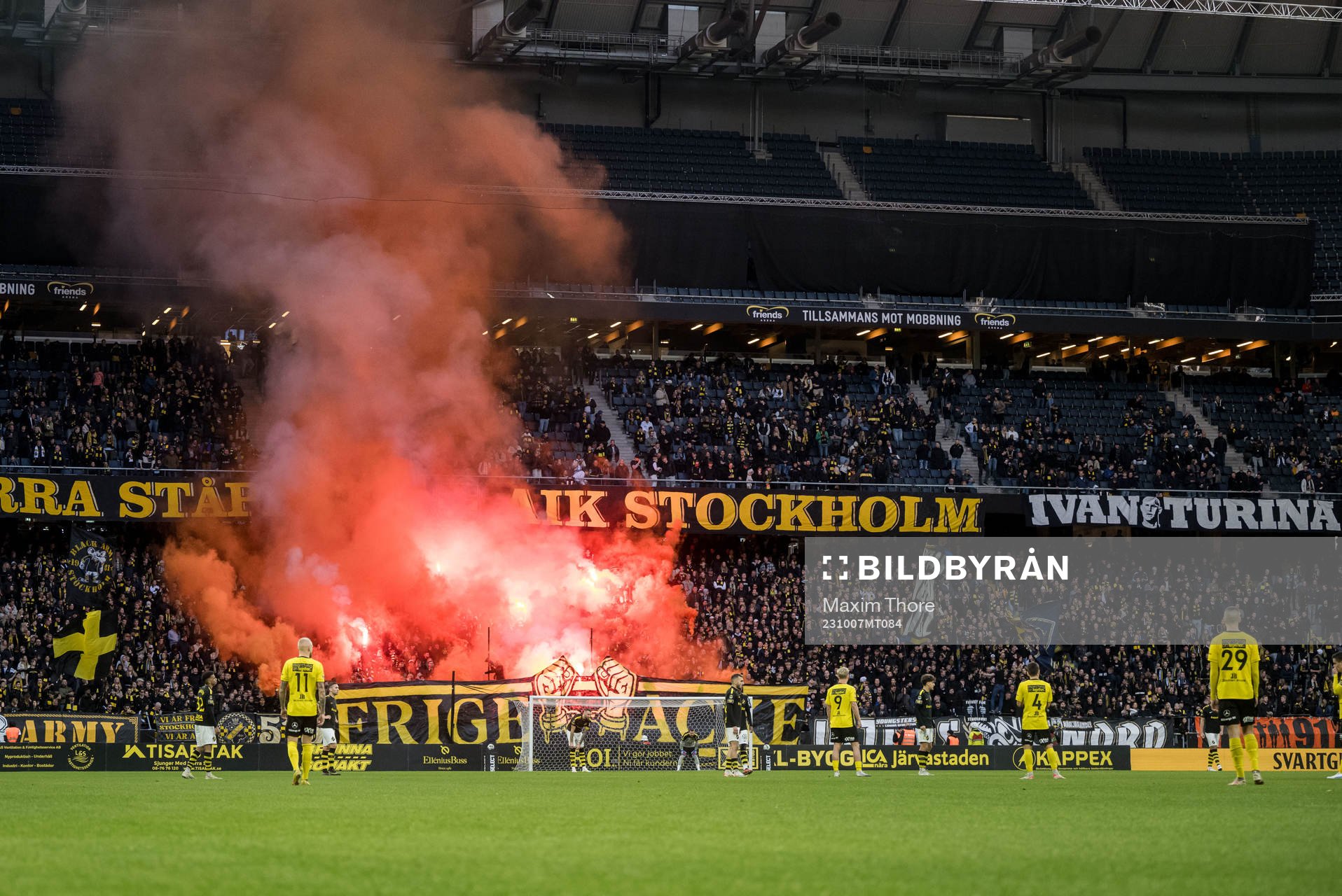 AIKs supportrar med pyroteknik