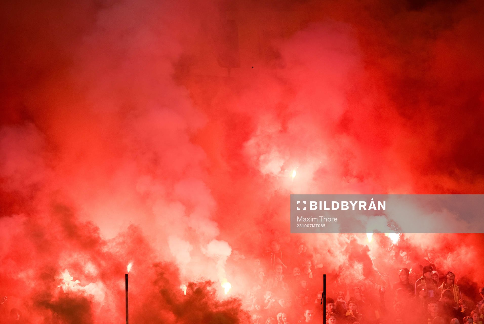 AIKs supportar med pyroteknik fotbollsmatchen i Allsvenskan
