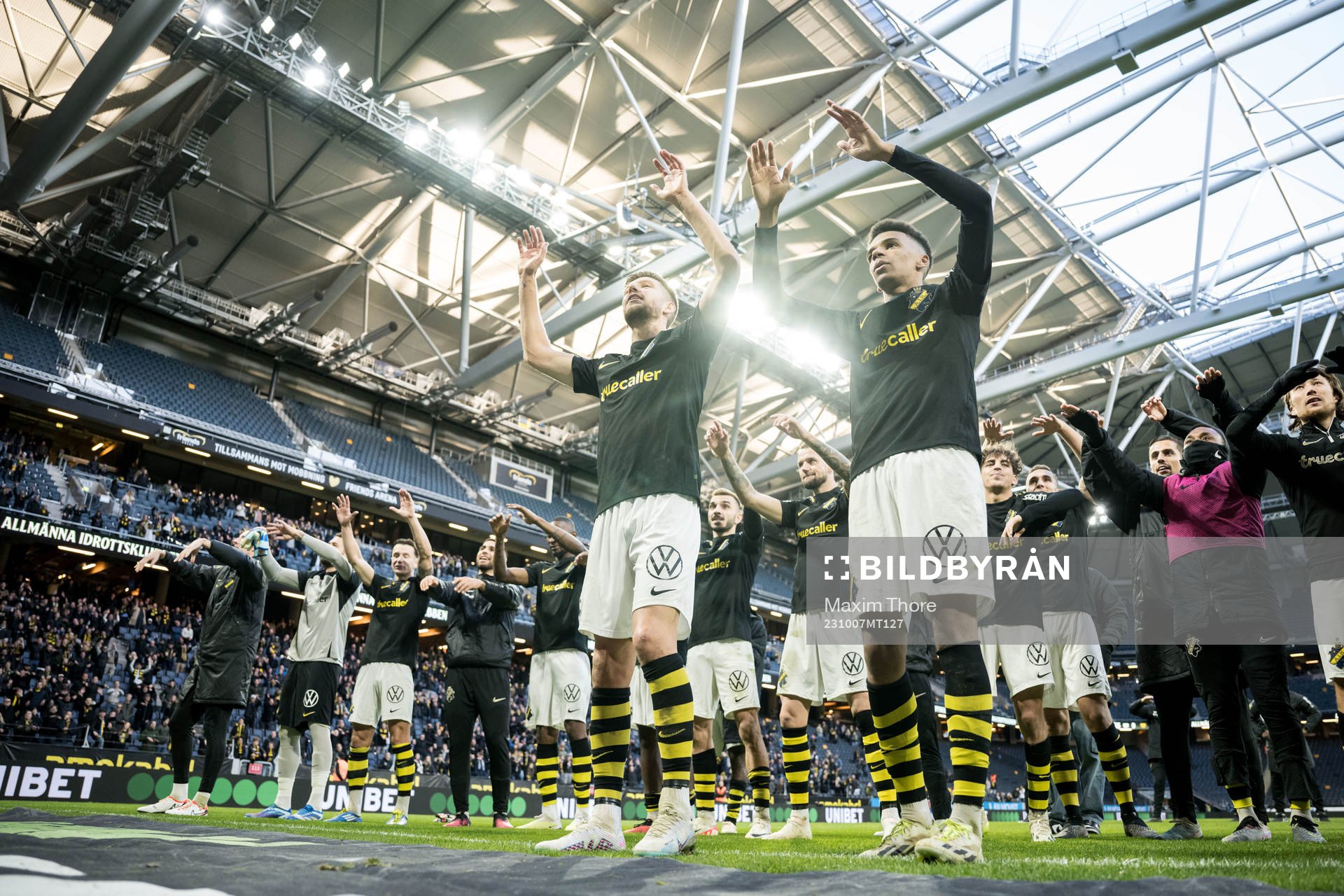 AIKs Anton Salétros jublar efter fotbollsmatchen i Allsvenskan mellan AIK och Mjällby den 7 oktober 2023 i Stockholm. 