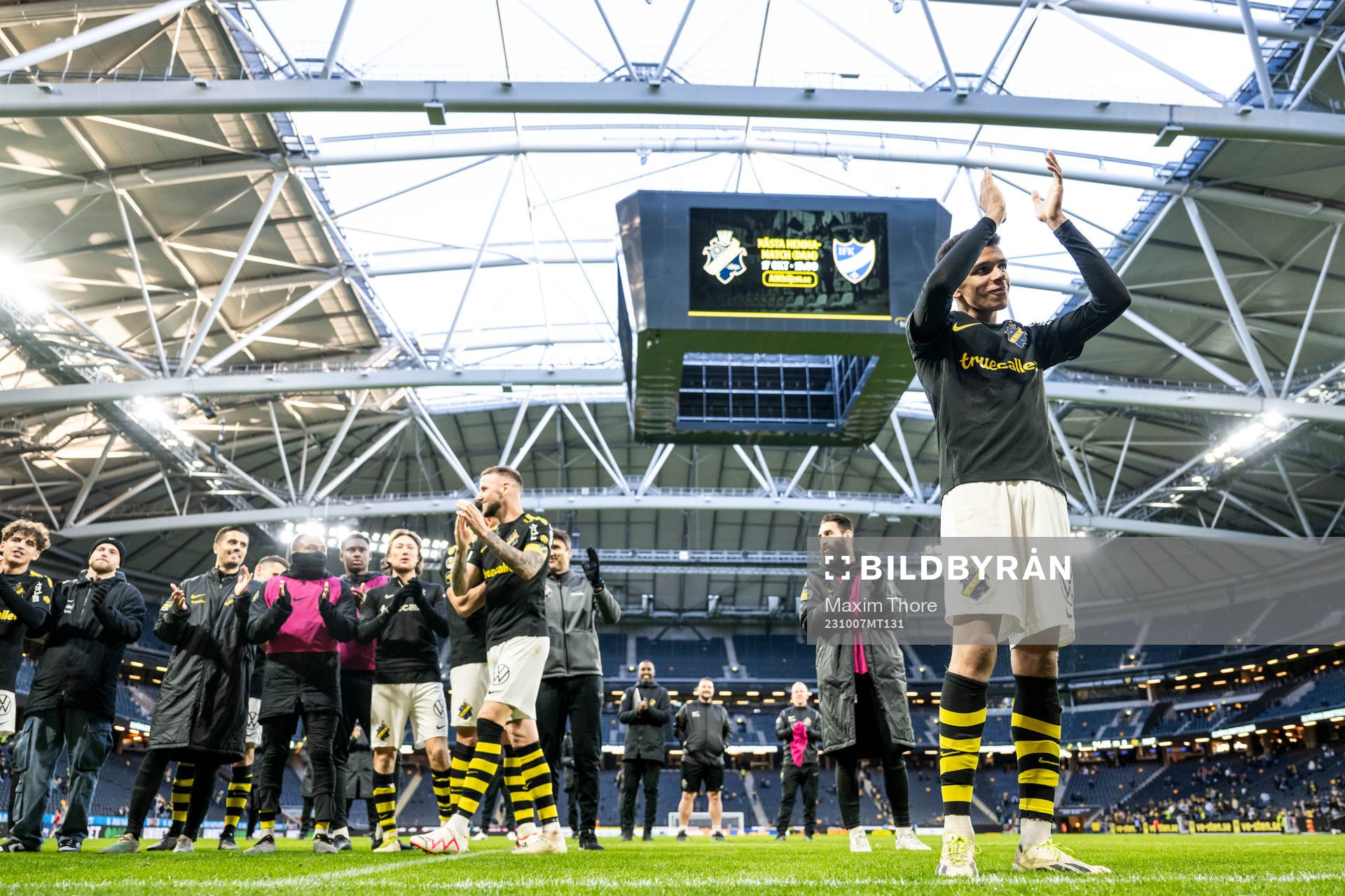 AIKs Rui Modesto jublar efter fotbollsmatchen i Allsvenskan mellan AIK och Mjällby den 7 oktober 2023 i Stockholm. 