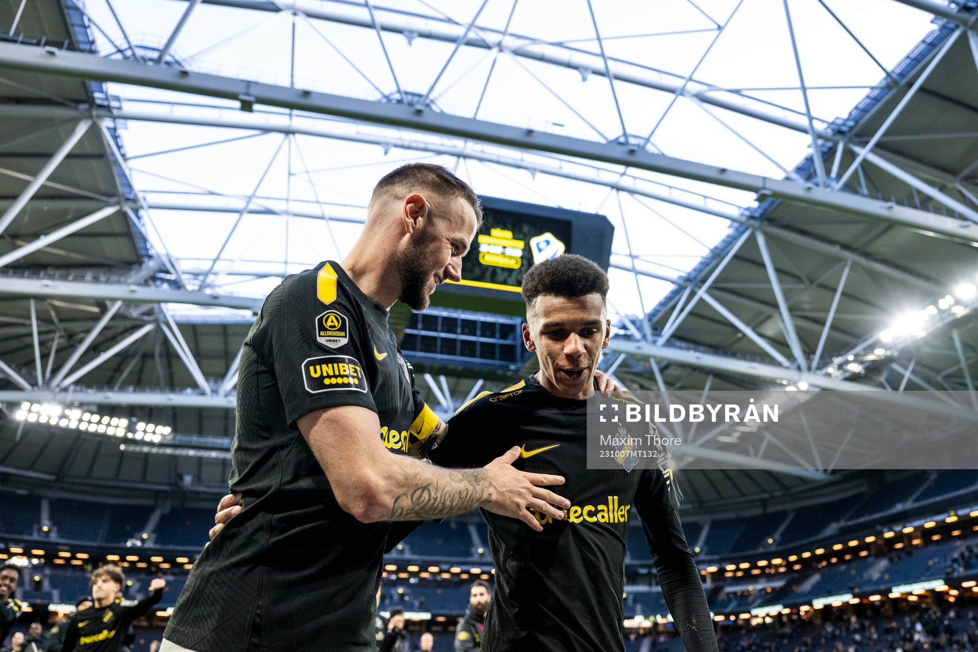 AIKs Alexander Milosevic och Rui Modesto jublar efter fotbollsmatchen i Allsvenskan mellan AIK och Mjällby den 7 oktober 2023 i Stockholm. 