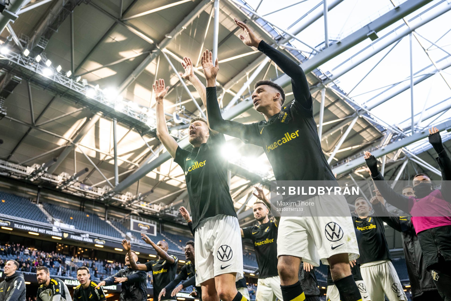 AIKs Anton Salétros och Rui Modesto jublar efter fotbollsmatchen i Allsvenskan mellan AIK och Mjällby den 7 oktober 2023 i Stockholm. 
