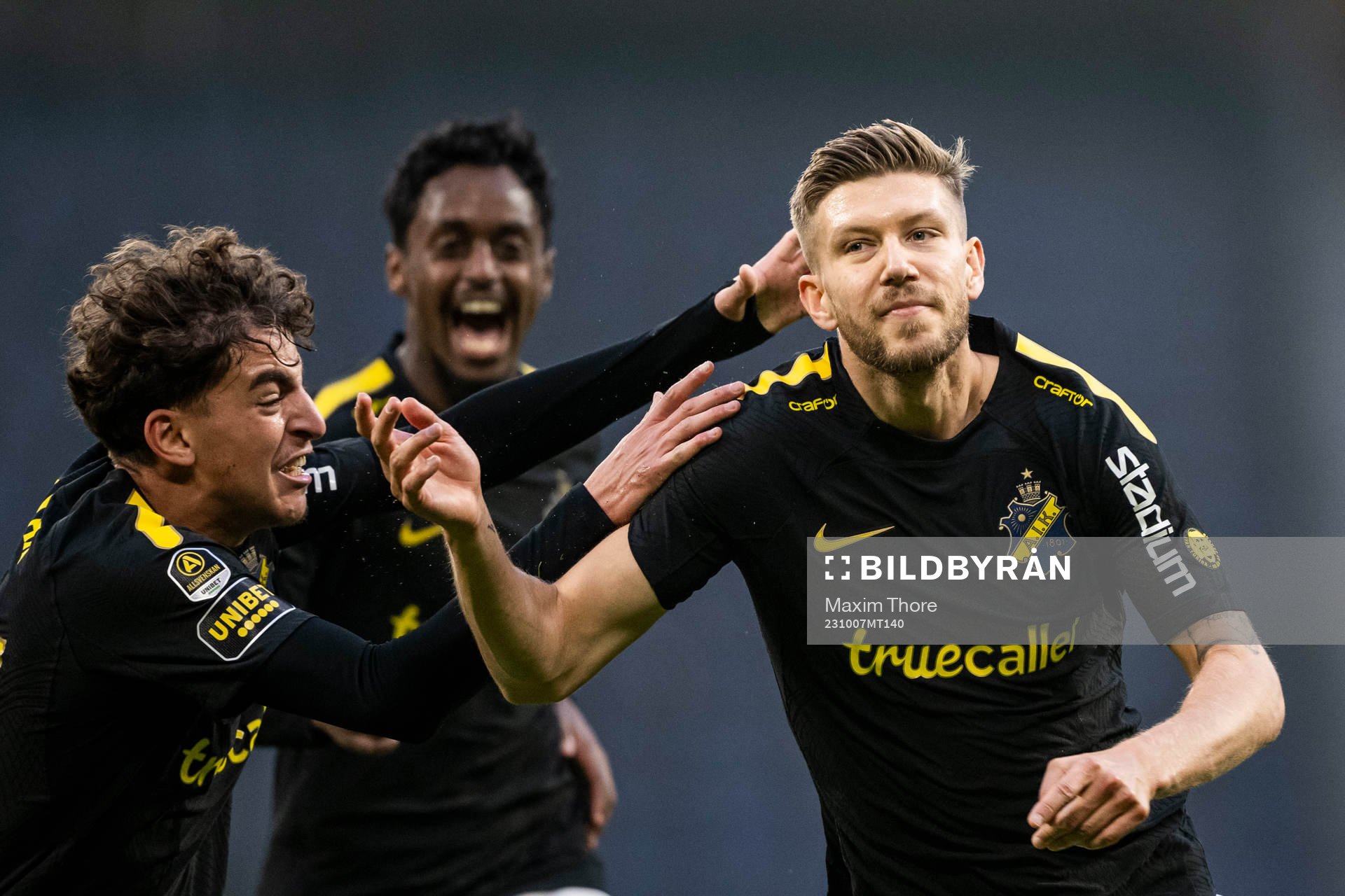 AIKs Taha Ayari och Anton Salétros jublar