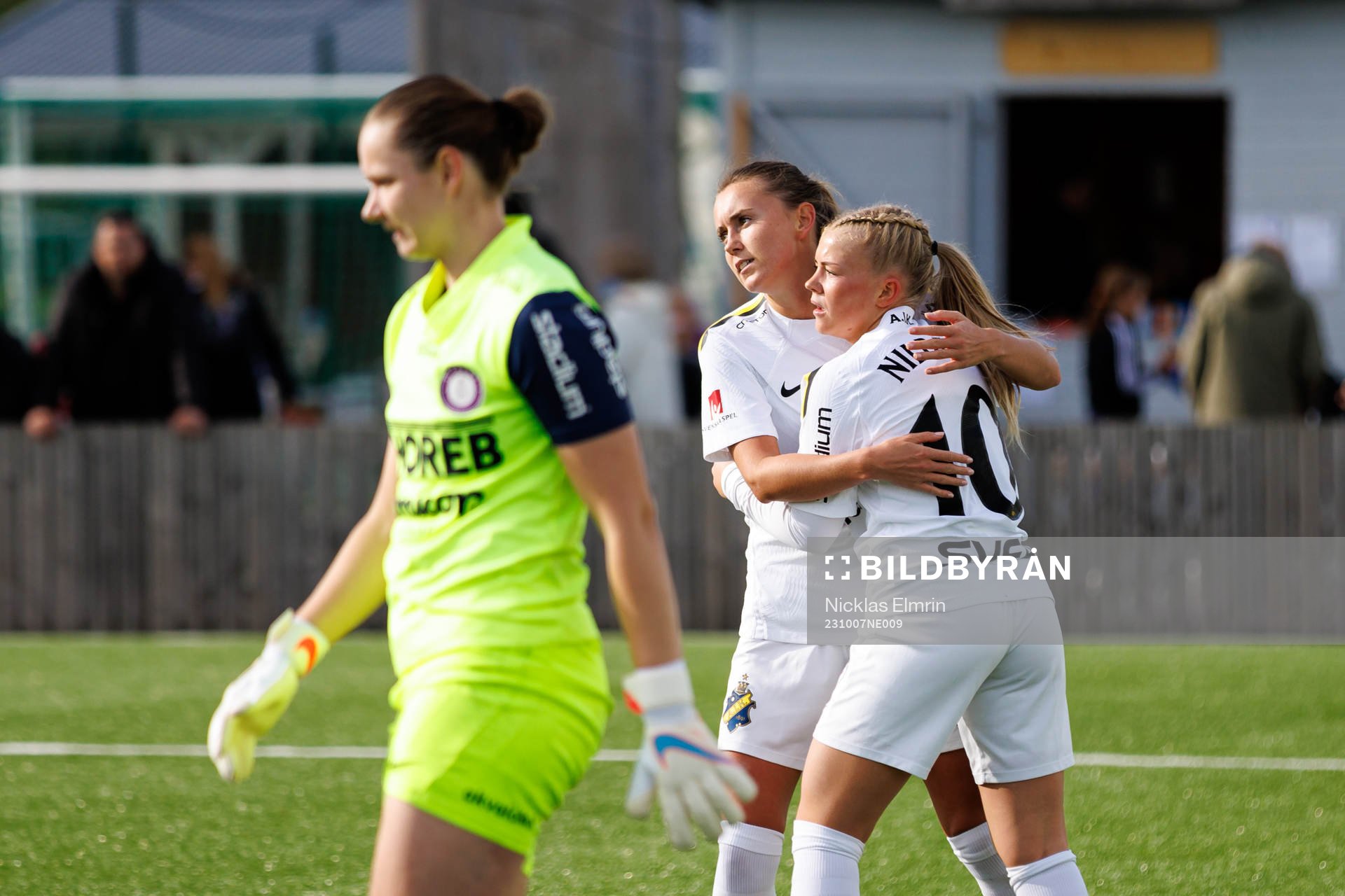 AIKs Adelisa Grabus och Matilda Nildén jublar
