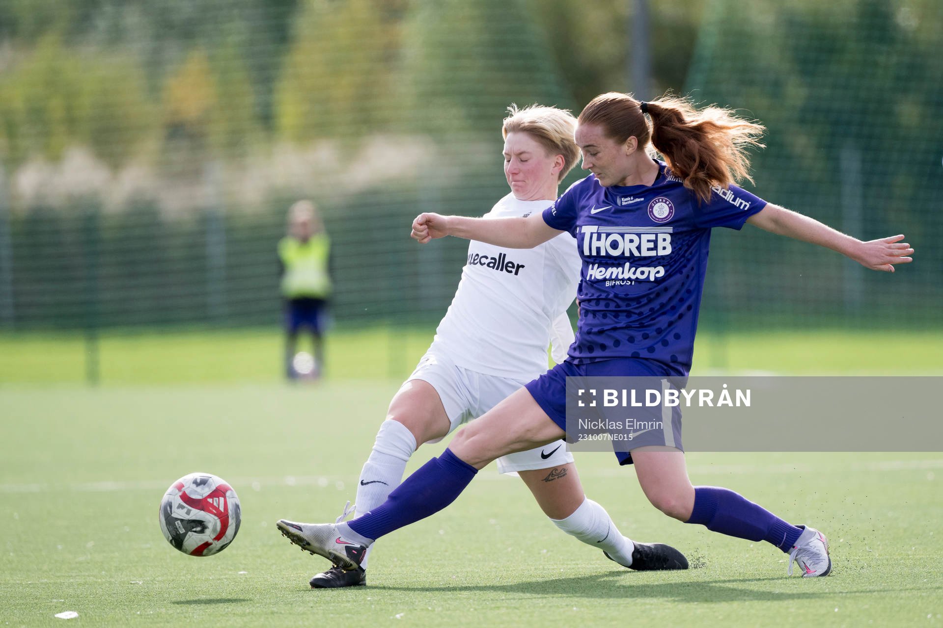 AIKs Monica Hagström och Jitexs Ella Reidy under fotbollsmatchen i Elitettan mellan Jitex och AIK den 7 oktober 2023 i Mölndal. 