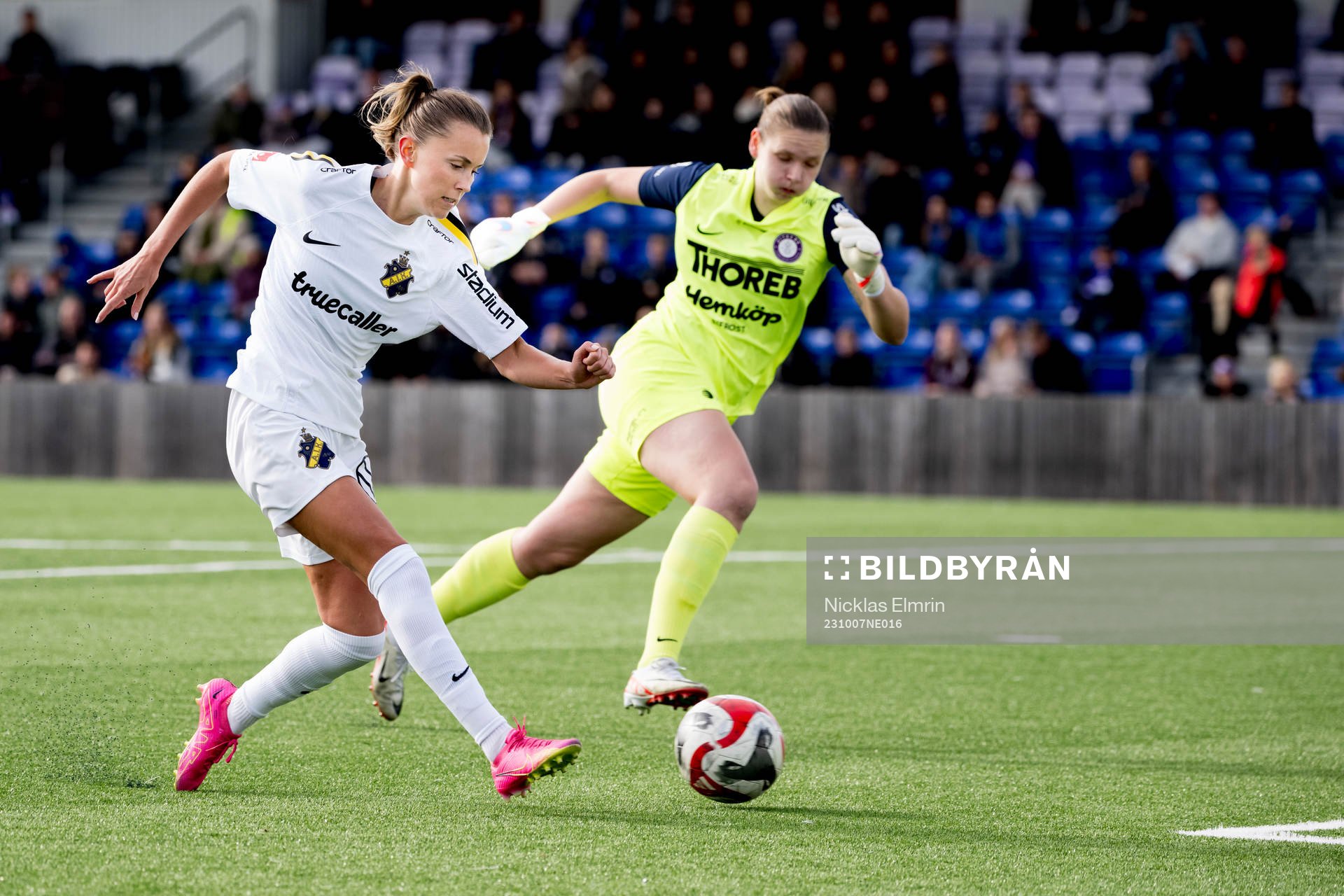 AIKs Adelisa Grabus gör 2-0 mot Jitexs målvakt Anna Larsson under fotbollsmatchen i Elitettan mellan Jitex och AIK den 7 oktober 2023 i Mölndal. 