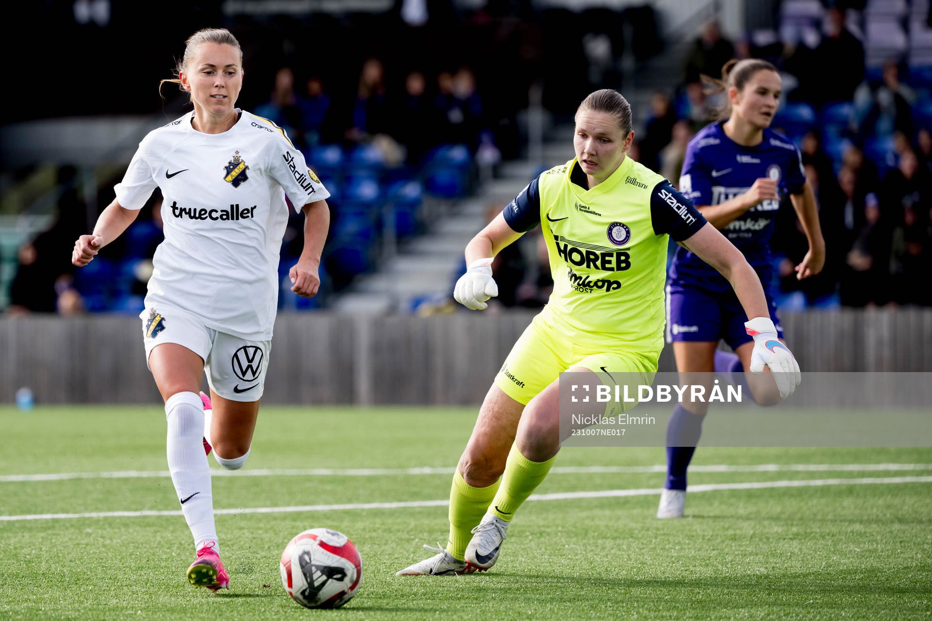 AIKs Adelisa Grabus gör 2-0 mot Jitexs målvakt Anna