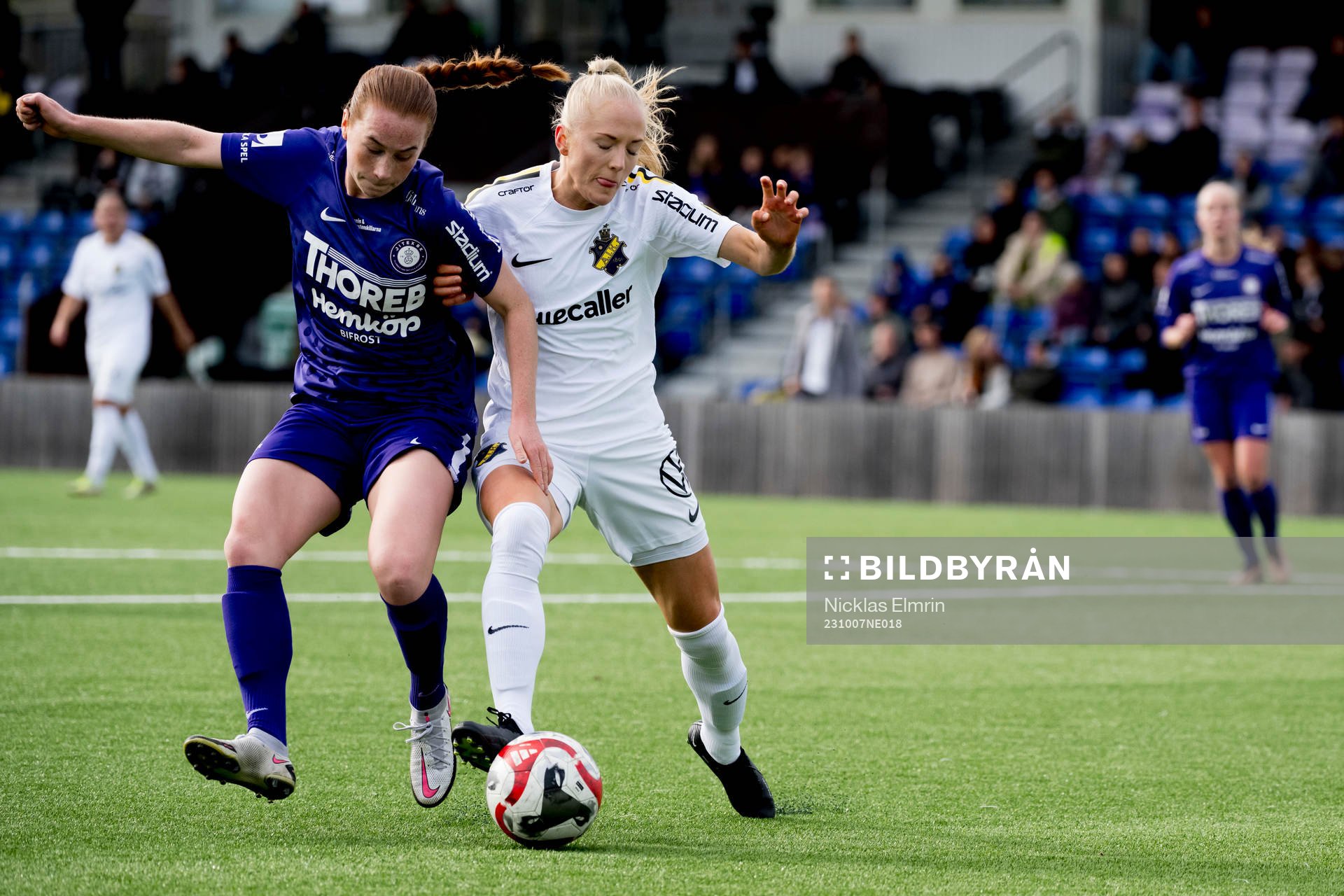 Jitexs Sofia Reidy mot AIKs Moa Sjöström under fotbollsmatchen i Elitettan mellan Jitex och AIK den 7 oktober 2023 i Mölndal. 
