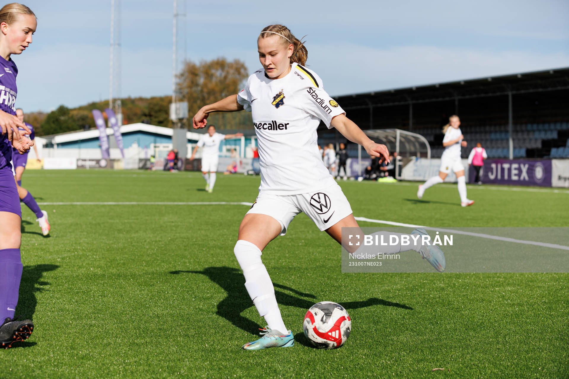 AIKs Silja Sofia Jaatinen under fotbollsmatchen i Elitettan mellan Jitex och AIK den 7 oktober 2023 i Mölndal. 