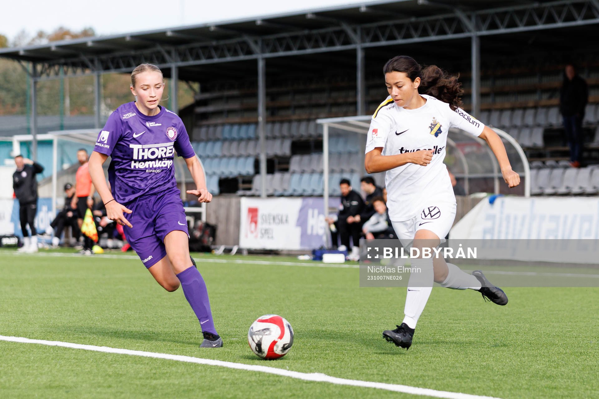 Jitexs Isabella Veiszhaupt och AIKs Annika Svensson