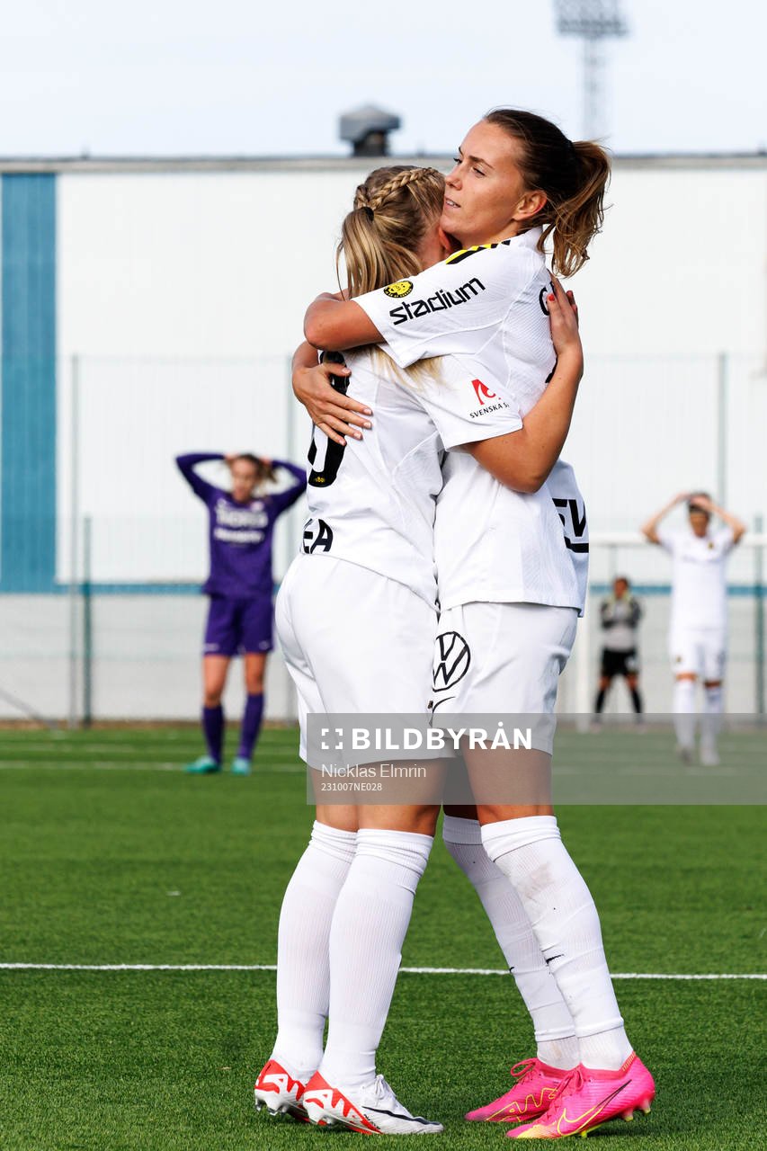 AIKs Matilda Nildén och Adelisa Grabus jublar