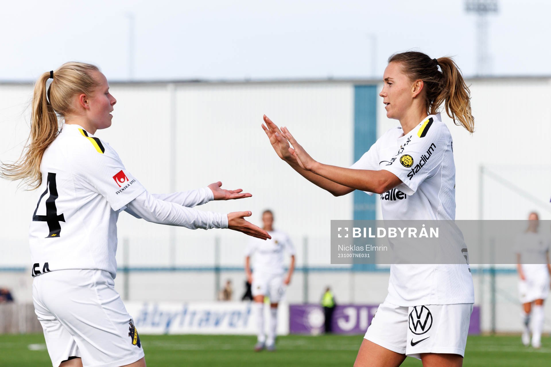 AIKs Nova Selin och Adelisa Grabus jublar