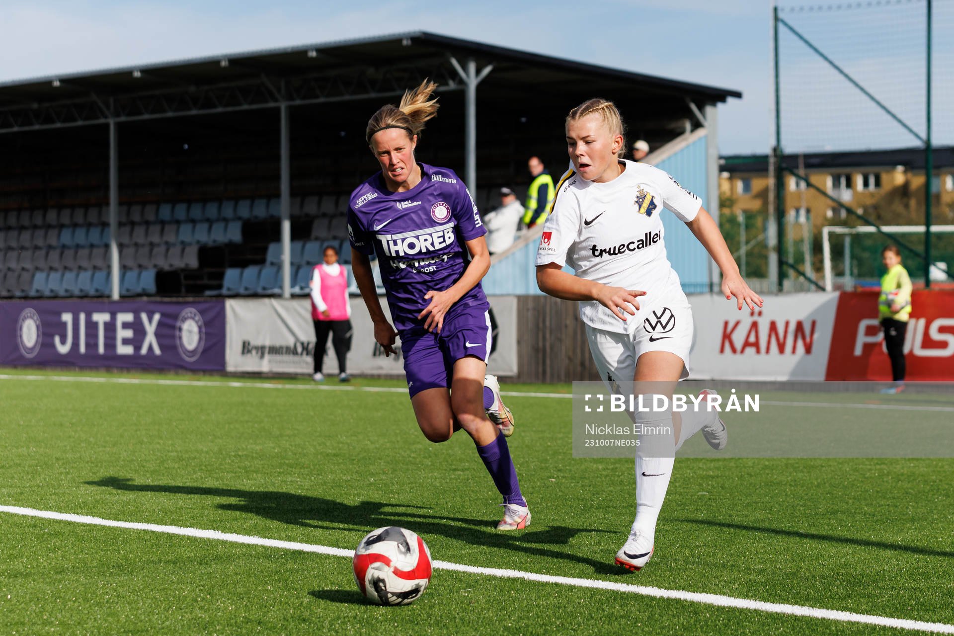 Klara Svensson Senelius och AIKs Matilda Nildén under fotbollsmatchen i Elitettan mellan Jitex och AIK den 7 oktober 2023 i Mölndal. 