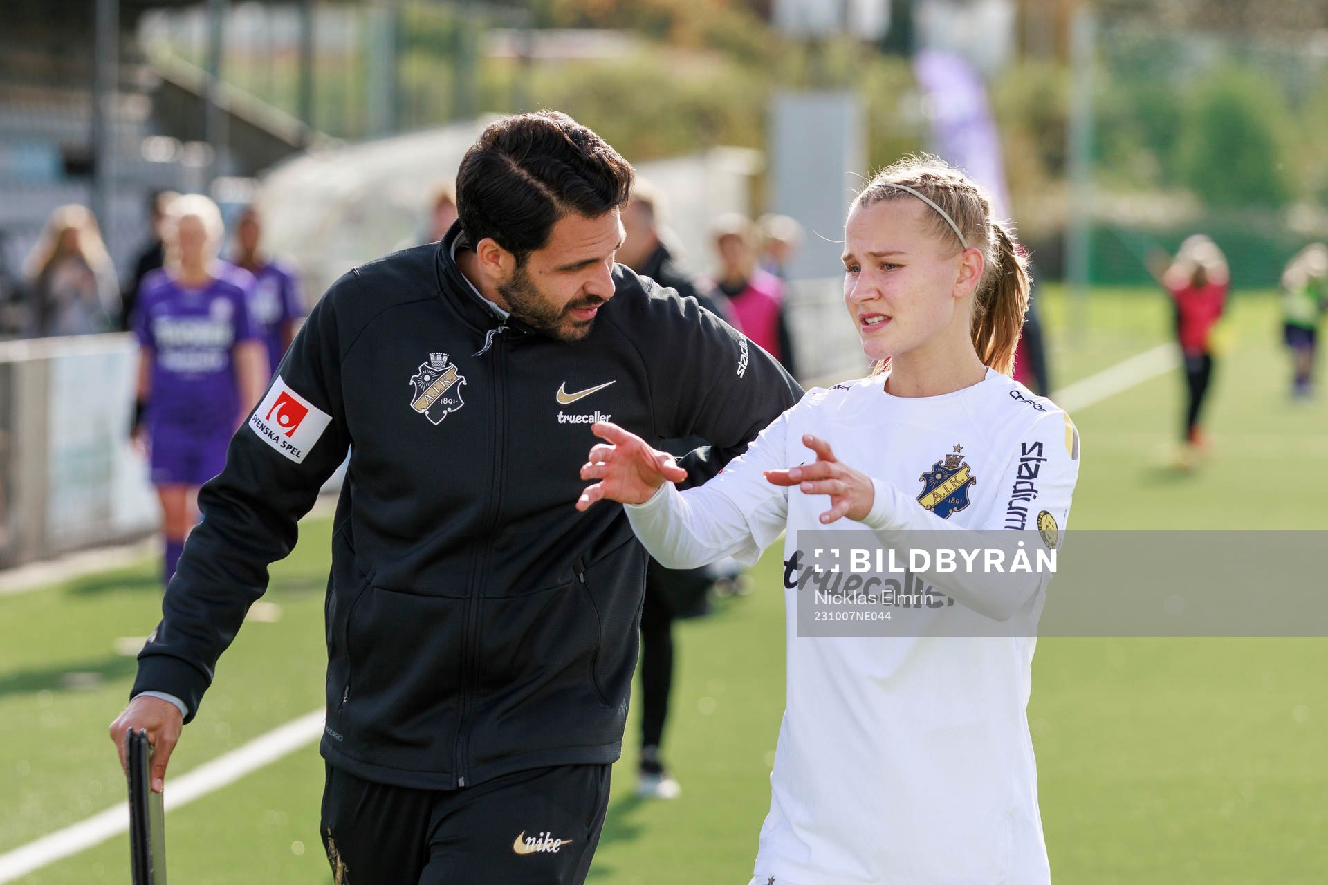 AIKs assisterande tränare Zinar Spindari och Silja Sofia Jaatinen under fotbollsmatchen i Elitettan mellan Jitex och AIK den 7 oktober 2023 i Mölndal.