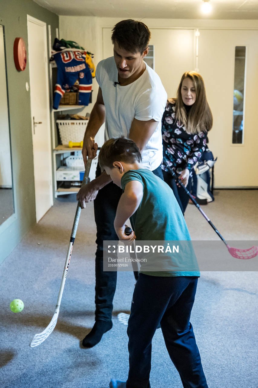 Leksands Jon Knuts spelar innebandy med familjen hemma