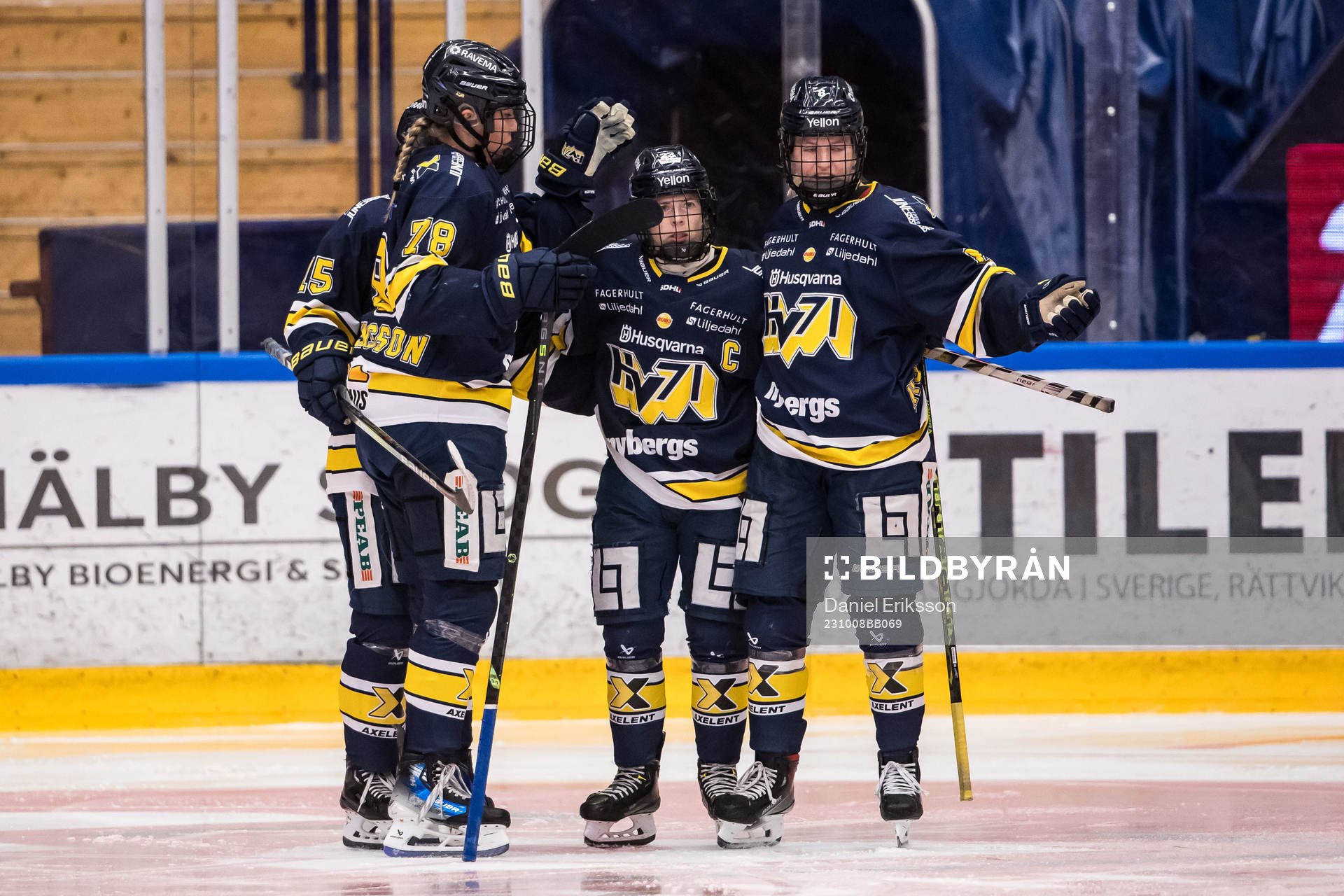 HV71s Sanni Hakala jublar