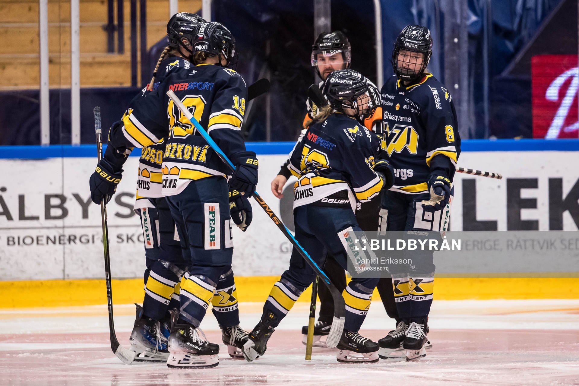 HV71s Sanni Hakala jublar