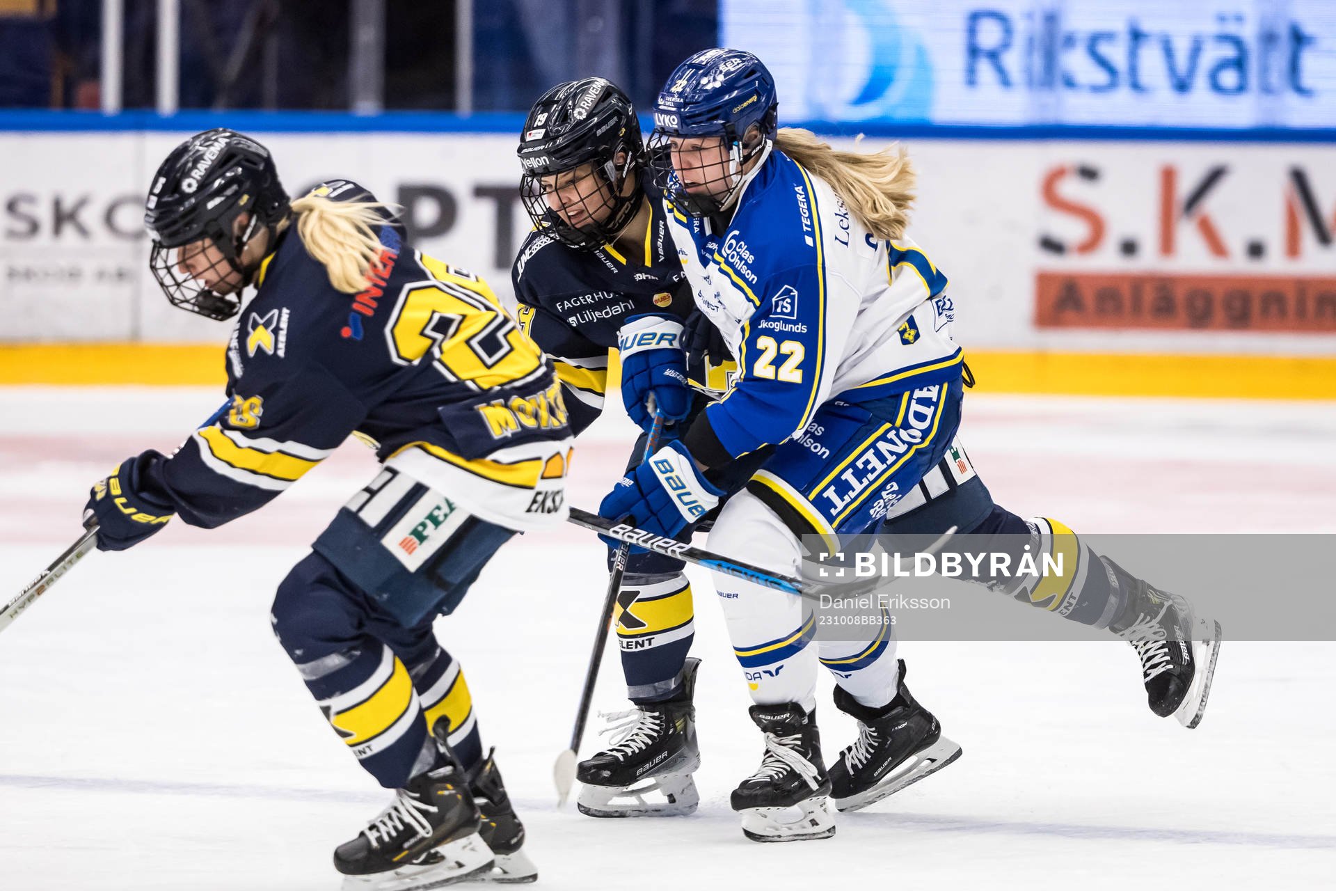 HV71s Klara Seroiszkova  och Leksands Agata Sarnovska