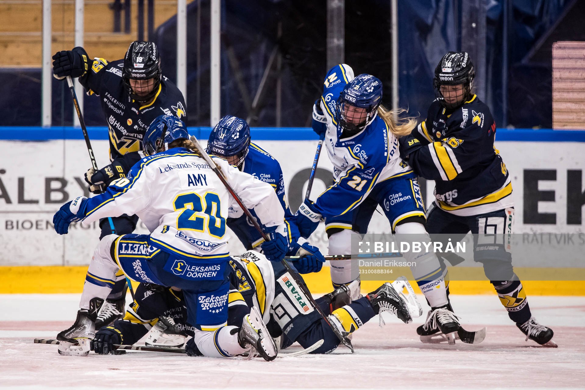 HV71s Klara Seroiszkova  och Leksands Emilie Kruse Johansen