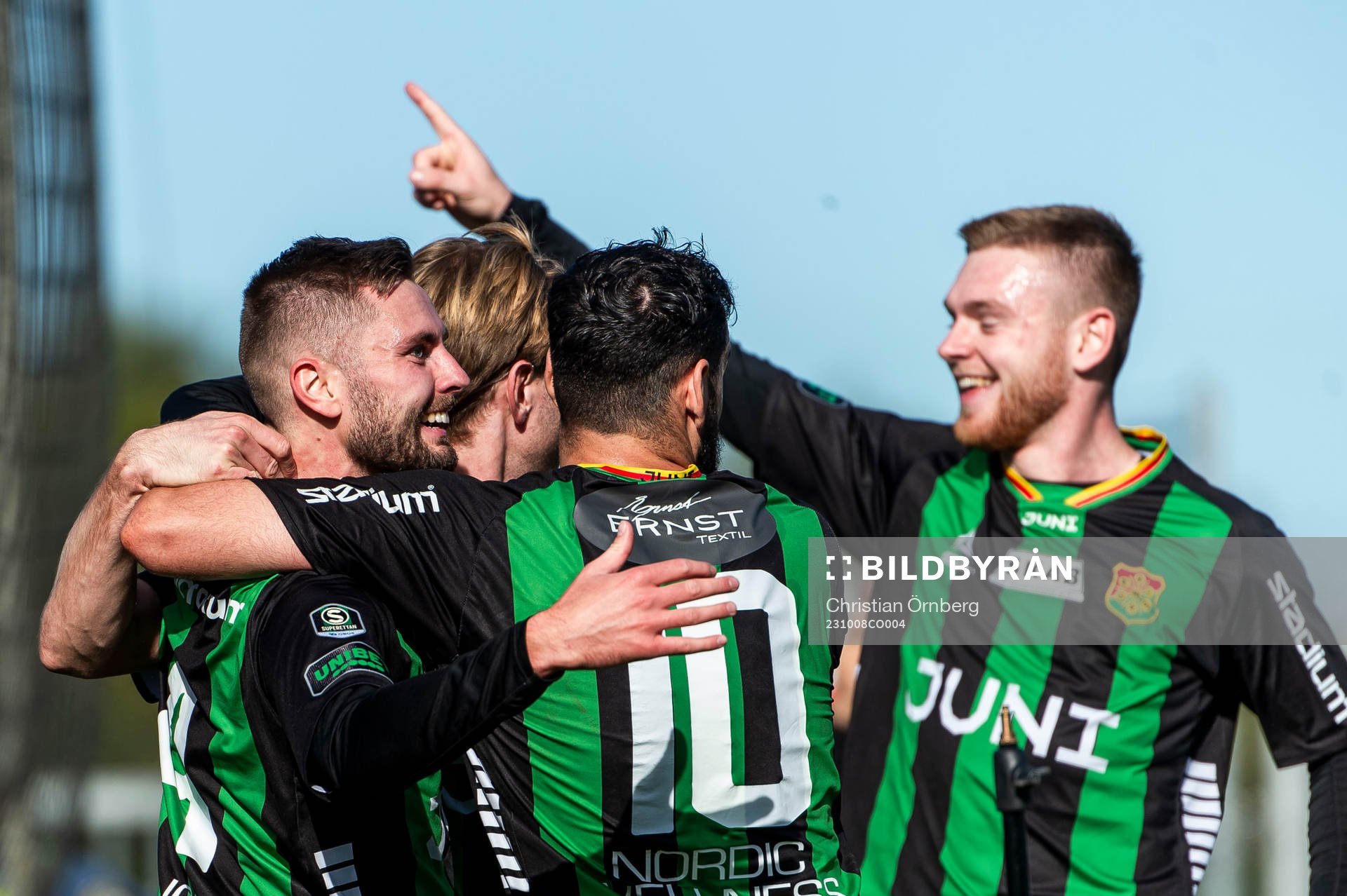 GAIS Axel Norén jublar med lagkamrater