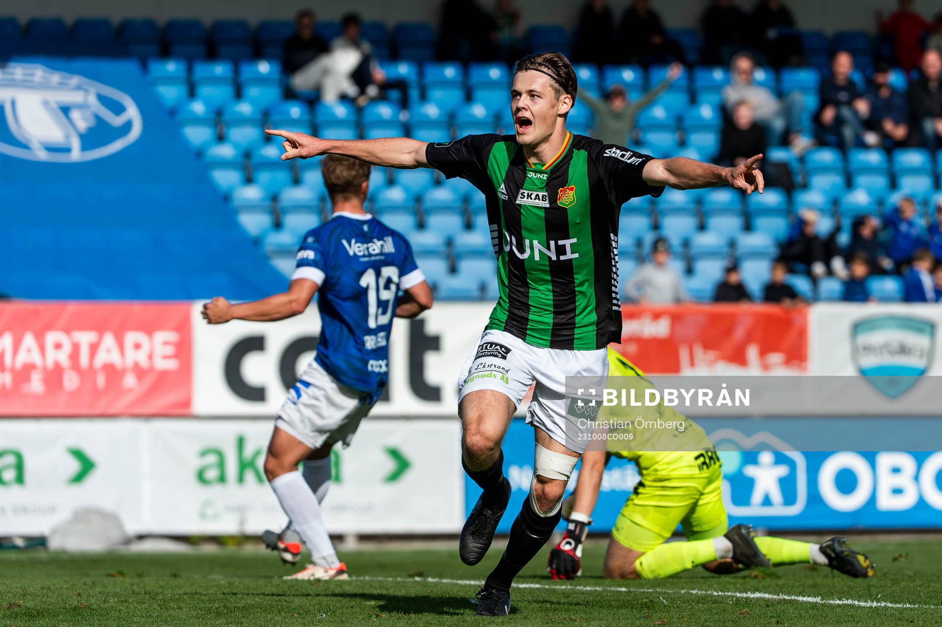 GAISs Axel Henriksson jublar efter 0-3 under fotbollsmatchen i Superettan mellan Trelleborg och GAIS den 8 oktober 2023 i Trelleborg. 