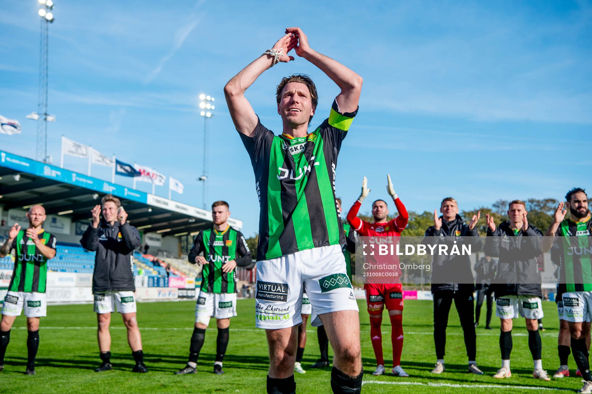 GAIS August Wängberg  jublar med lagkamraterna