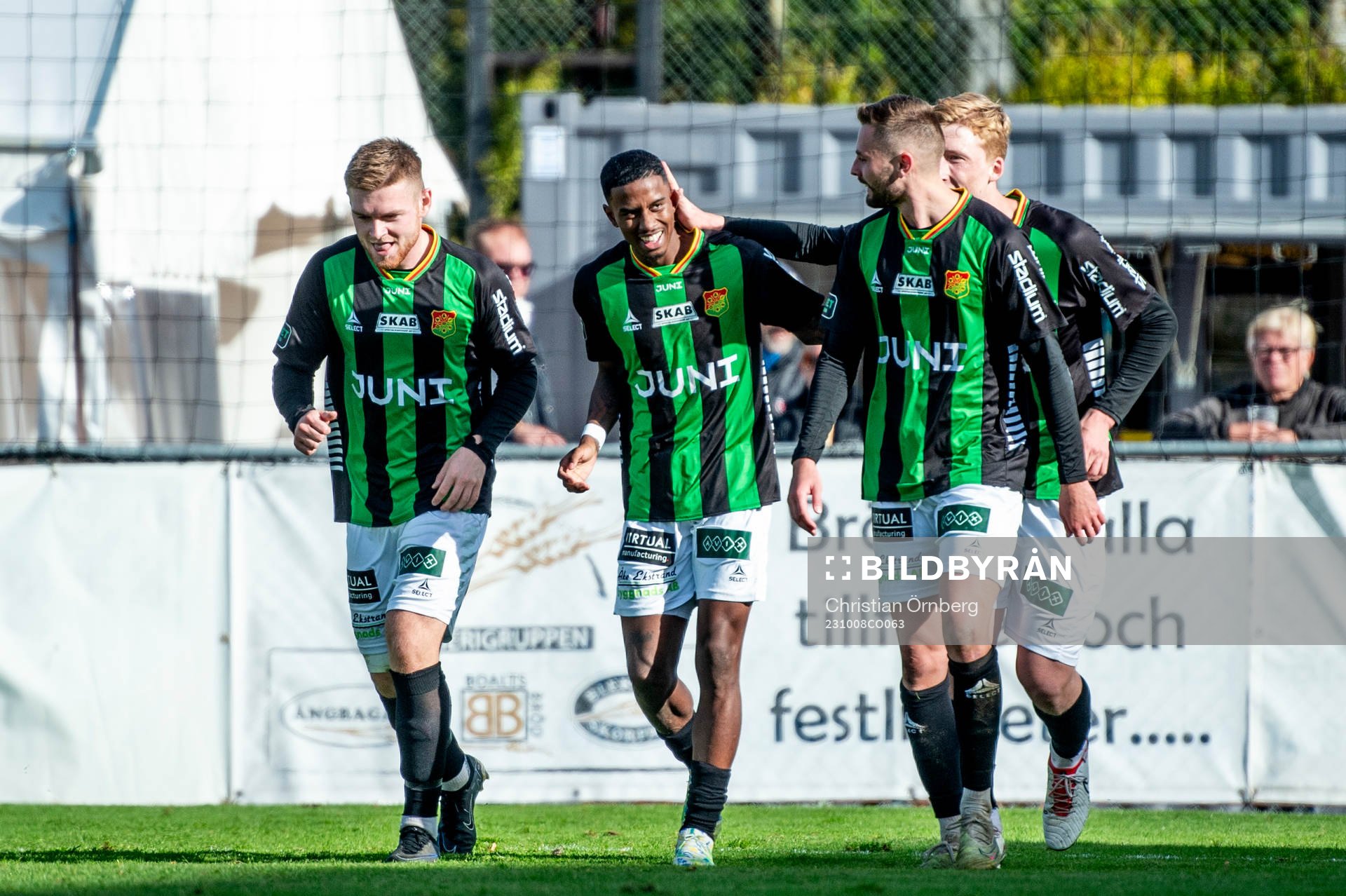 GAISs Chovanie Shakur Amatkarijo jublar med lagkamraterna