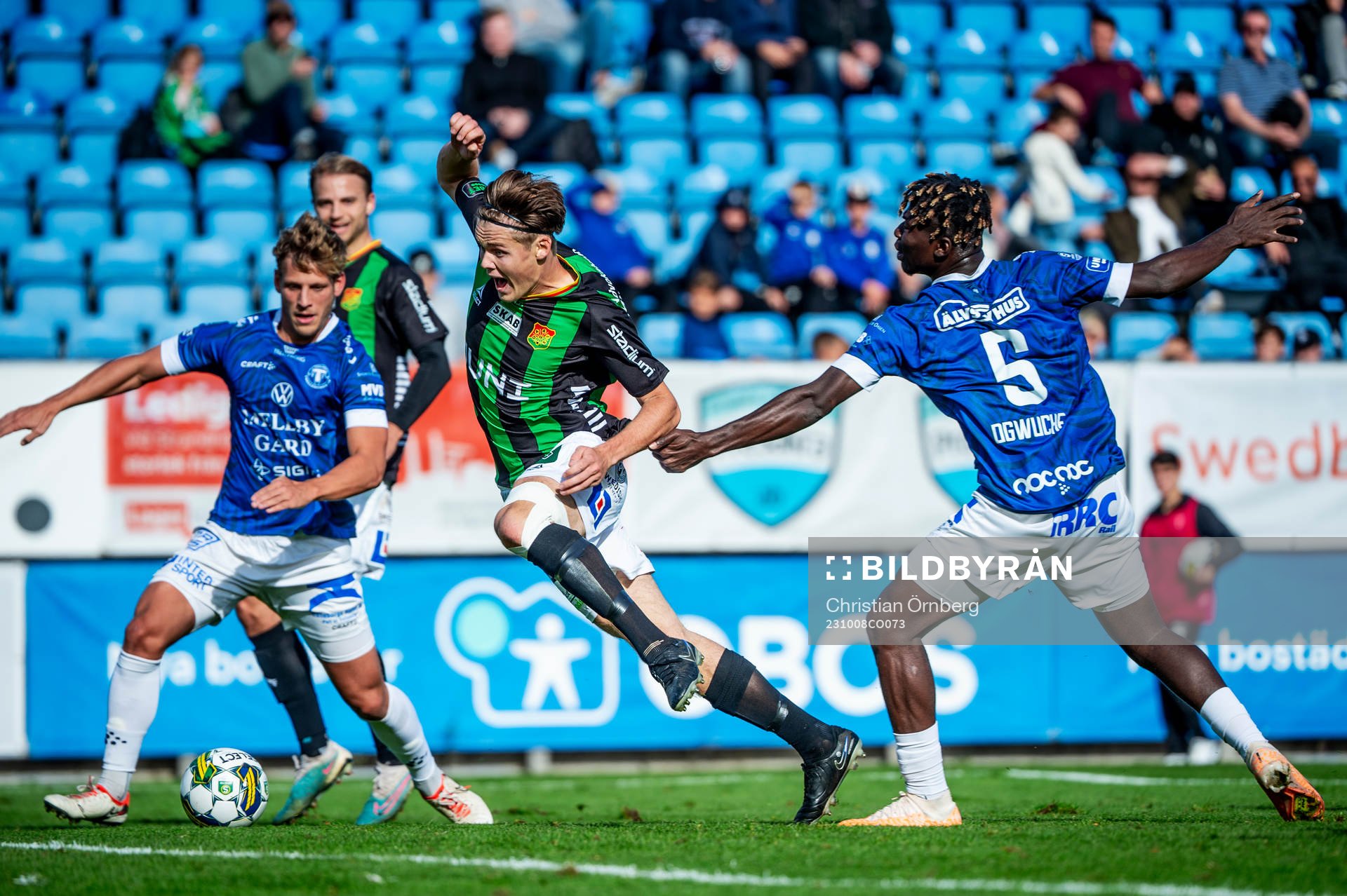 GAISs Axel Henriksson får med sig en straff framför