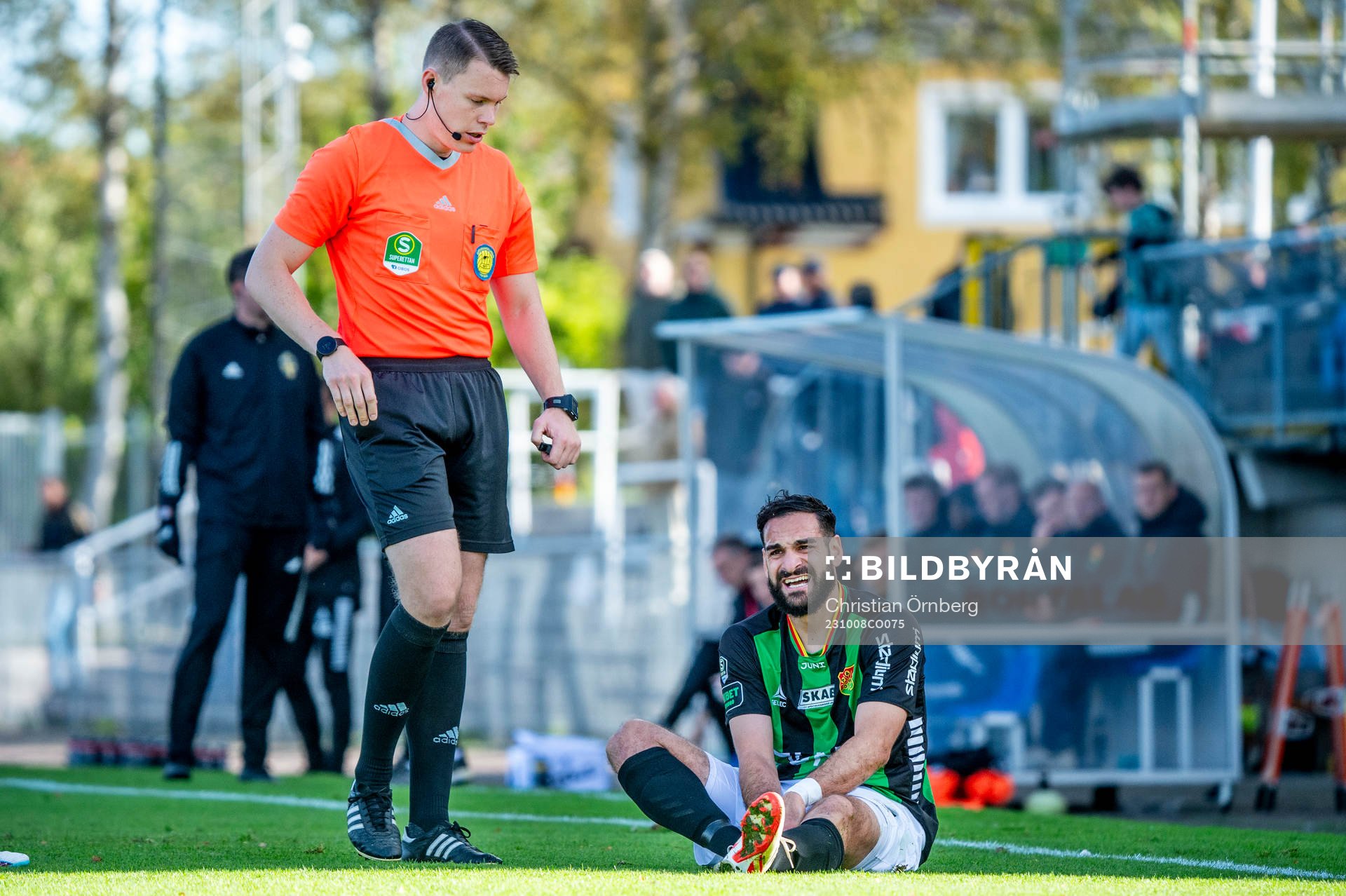 Domare Oscar Johnson och GAISs Mervan Celik