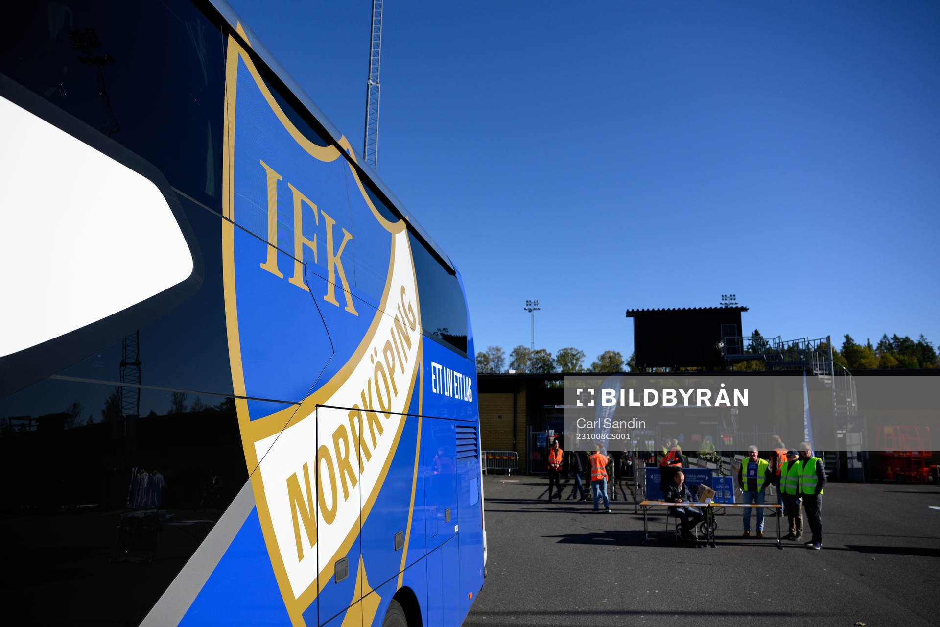 IFK Norrköpings spelarbuss utanför arenan innan