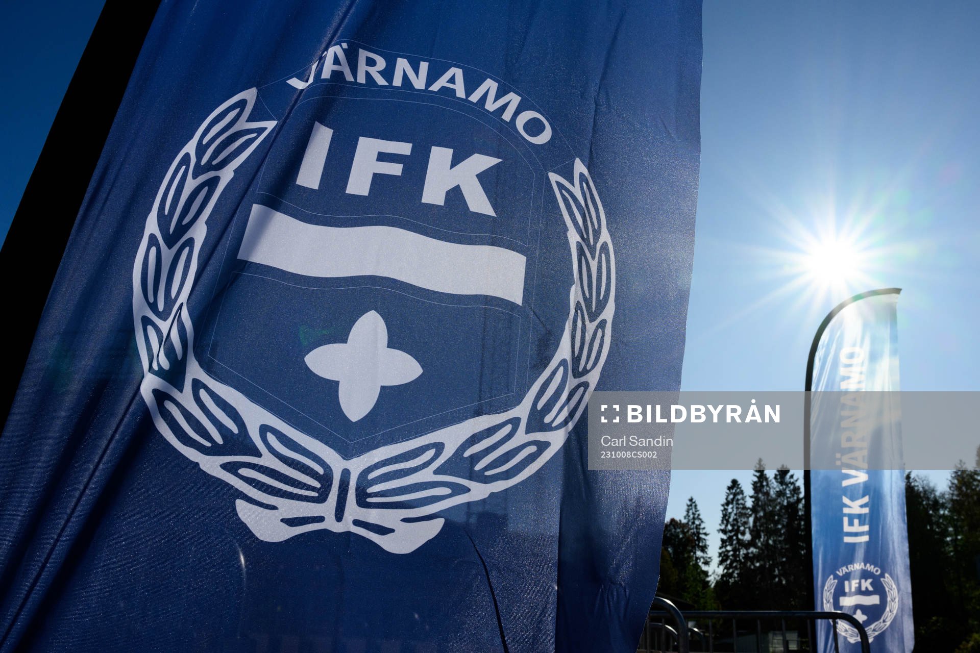 En flagga med Värnamos klubbmärke på utanför arenan