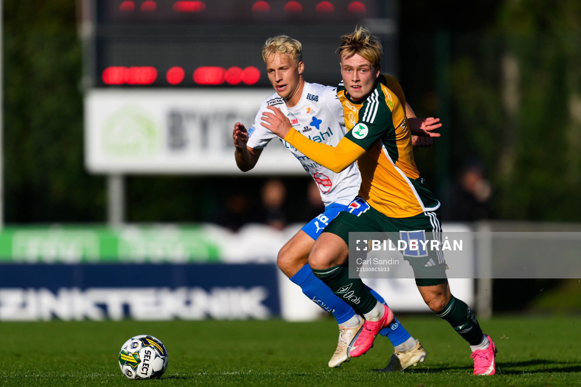 Värnamos Victor Larsson och IFK Norrköpings Isak Andri
