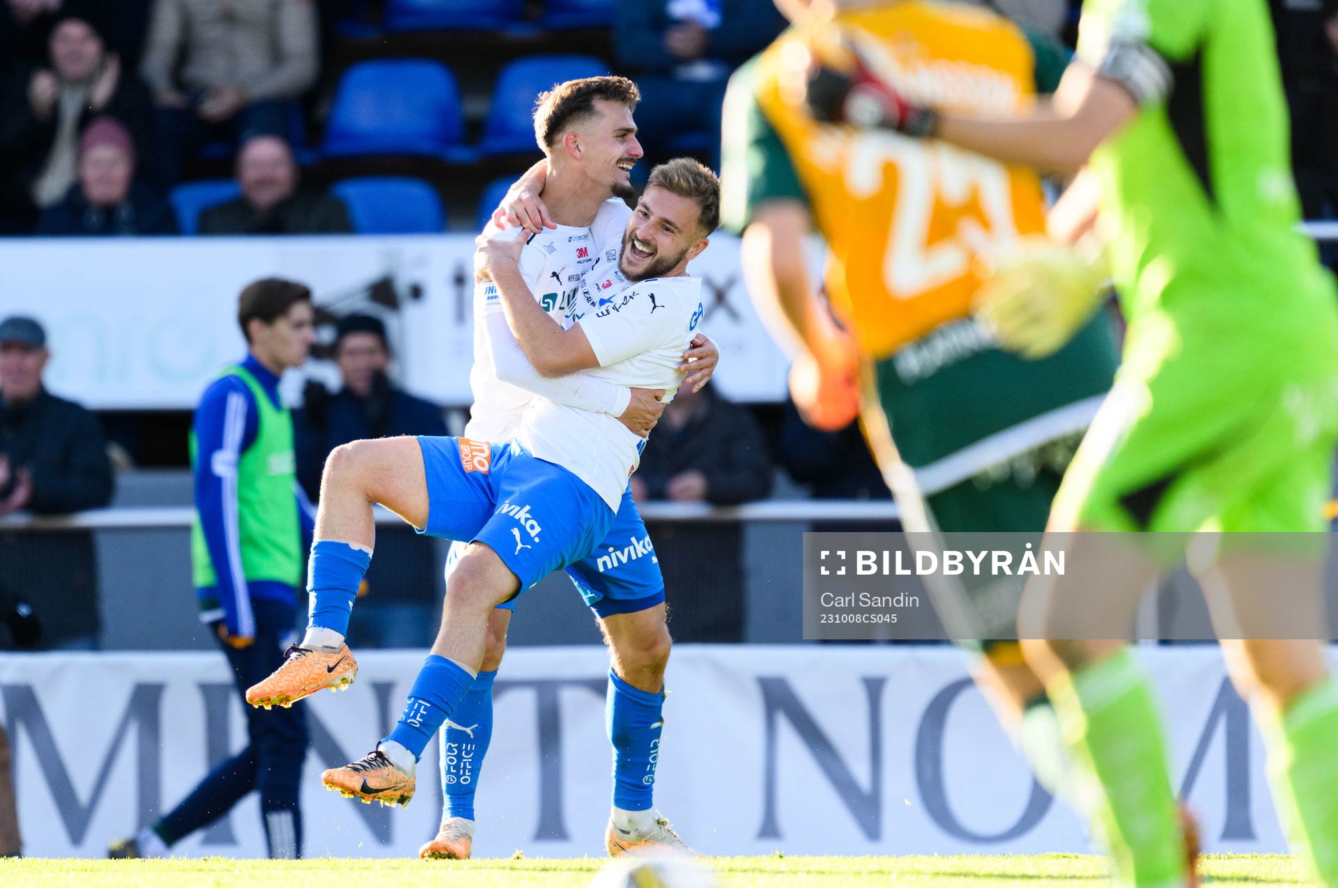 Värnamos Ajdin Zeljkovic och Albion Ademi jublar