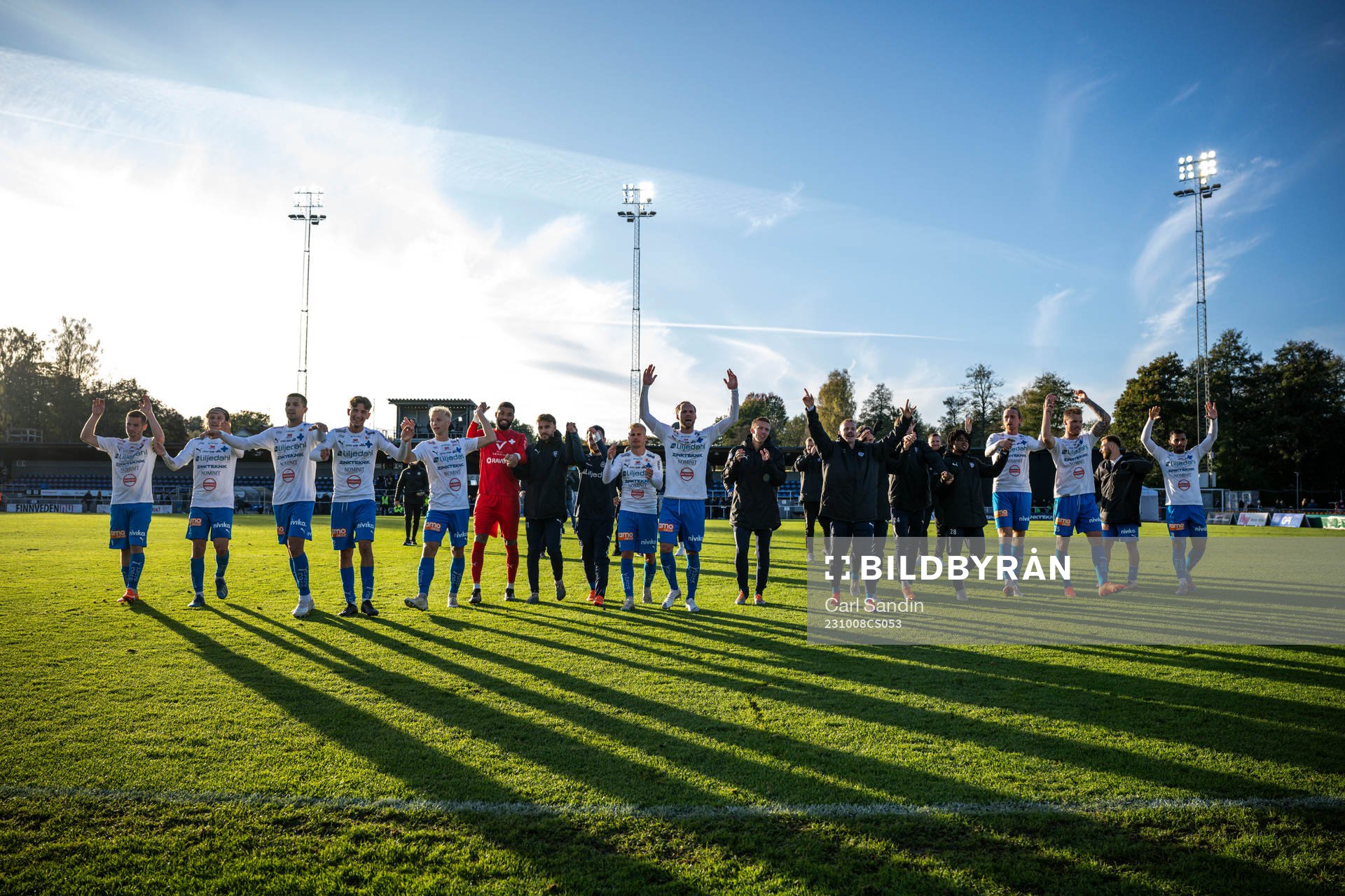 Värnamos spelare jublar efter fotbollsmatchen i Allsvenskan mellan Värnamo och IFK Norrköping den 8 oktober 2023 i Värnamo. 