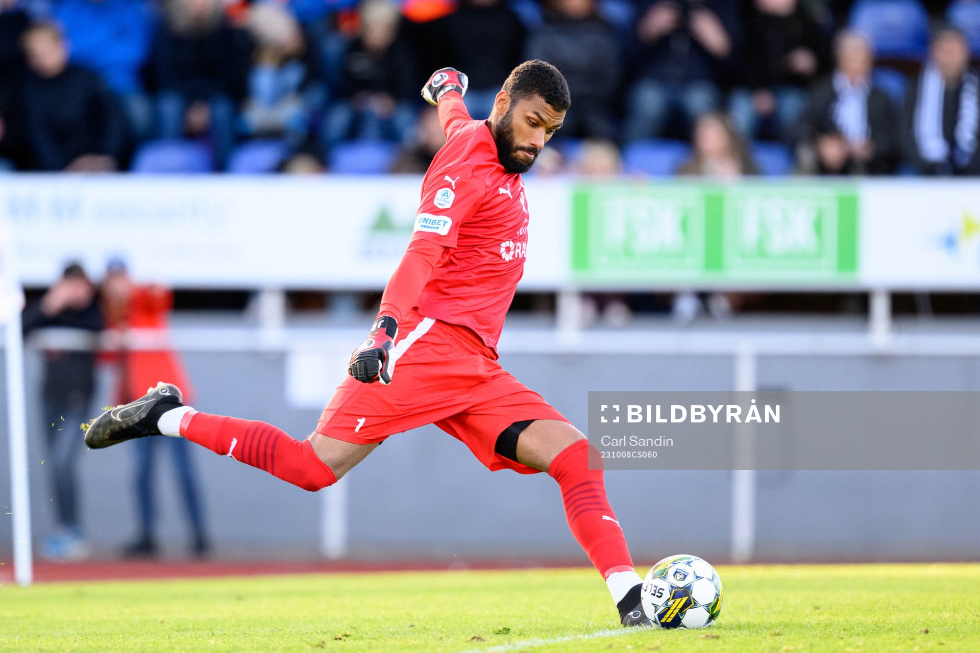 Värnamos målvakt Jonathan Ursin Rasheed under fotbollsmatchen i Allsvenskan mellan Värnamo och IFK Norrköping den 8 oktober 2023 i Värnamo.