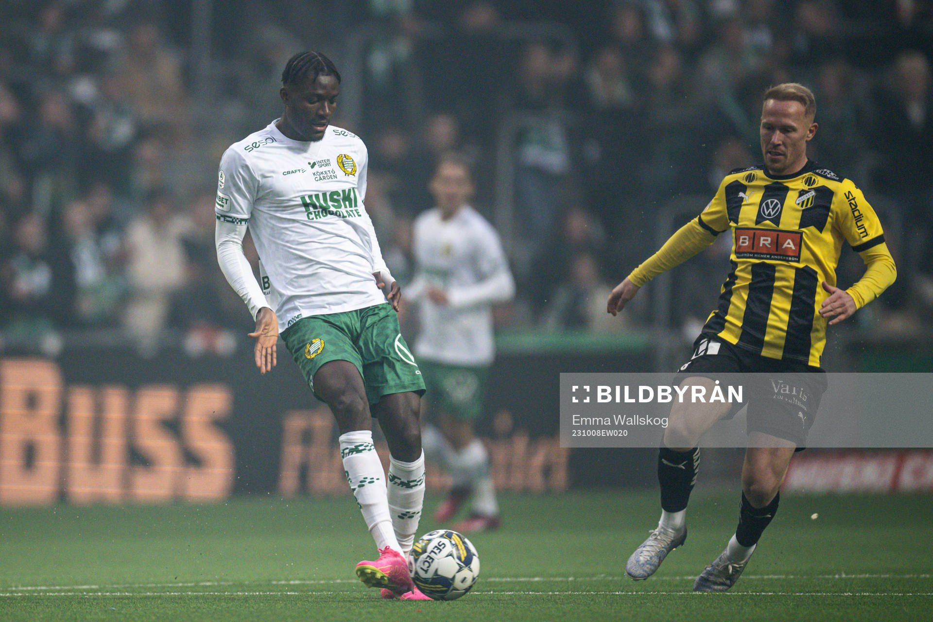 Hammarbys Nathaniel Adjei och Häckens Mikkel Rygaard Jensen