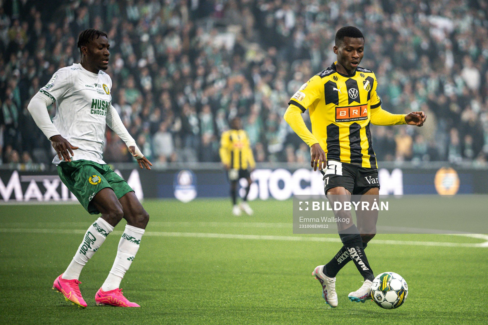 Hammarbys Nathaniel Adjei och Häckens Akoua Romeo Amane