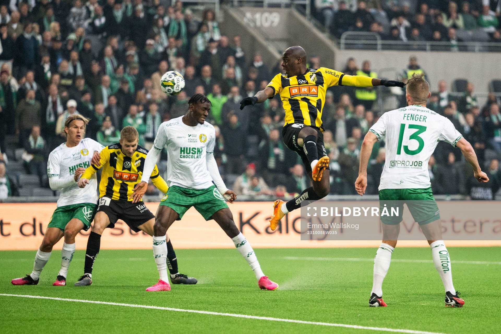 Hammarbys Nathaniel Adjei och Häckens Edward Chilufya