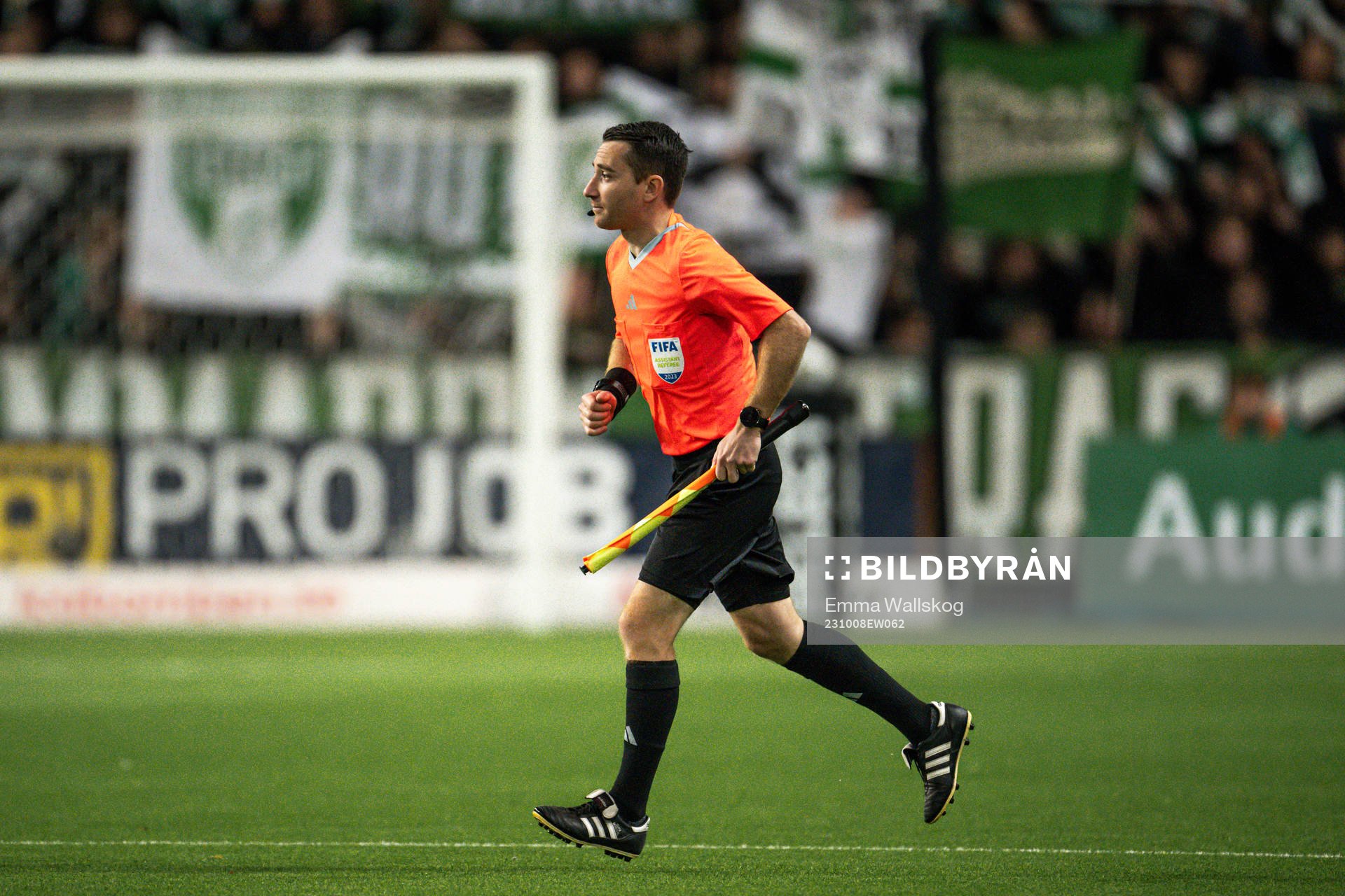 Assisterade domare Andreas Söderkvist under fotbollsmatchen i Allsvenskan mellan Hammarby och Häcken den 8 oktober 2023 i Stockholm. 